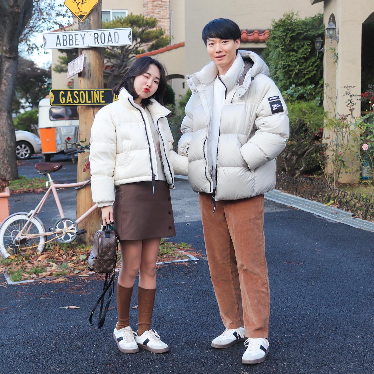 #광고 fila_korea 
커플룩마니아인데 커플패딩이 빠질수없지!

우리 #커플패딩 한소희님이 착용해서 유명한 
휠라 #한소희패딩

#휠라 #립스타블럭다운패딩자켓
👧🏻163/ 여성용 XS 샌드
👦🏻183/ 남녀공용 2XL 라이트그레이 

보온성이 뛰어나고 가볍고 예쁜 컬러감✨ 
여성용은 요새 핫한 트랜드 숏한기장감과 투웨이지퍼로 스타일리쉬하게 입을 수 있고, 남녀공용인 패딩은 후드탈부착이 가능하고(그후드내가뺏음) 휠라의 인기패딩!!! 

립스타 블럭다운패딩자켓은 휠라 공식 온라인몰에서 만날 수 있습니다⭐️ 
#휠라패딩 #남자패딩 #여자패딩 #휠라스포츠인터내셔널 #숏패딩 #커플템추천 #커플코디