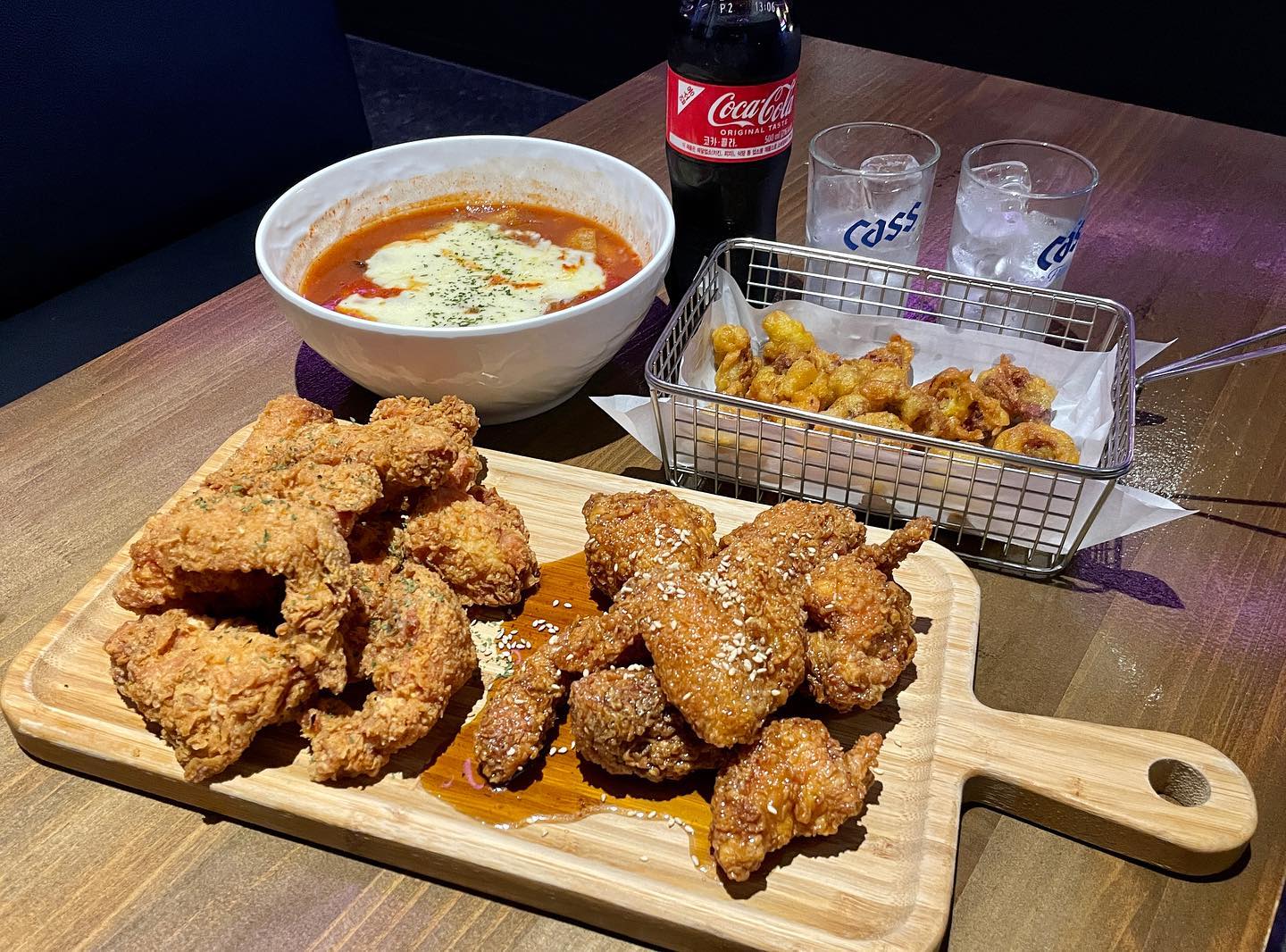 💛 #갈마동맛집 #달봉치킨 

대전 갈마동에 위치한 달봉치킨에서 맛있는 치킨이랑 똥집튀김 먹고 왔어요😆

매장이 넓어서 회식하기에도 좋고 커다란 스크린도 있어서 야구나 축구 보러오기에도 좋은 곳이더라고요❗️

치즈국물떡볶이도 판매하고 있어서 곁들여 먹기 아주 짱짱 입니당! 

저는 생맥주는 주문 안했지만 또 여기에서 생맥주를 진짜 얼려서 만든 살얼음 맥주도 핫하다고 합니다🔥

📍 대전 서구 갈마동 339-3
📍 16:00 - 01:00(L.o 00:30)

#갈마동치킨 #갈마동달봉치킨 #대전치킨 #대전치킨맛집 #똥집튀김 #갈마동회식 #갈마동술집