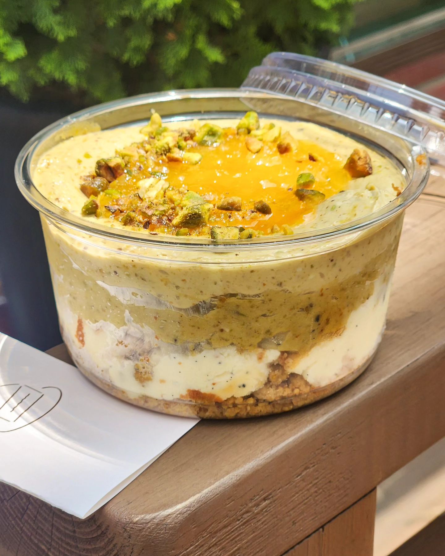 #윤빵픽
-
ohuxx 리브인오후도 피스타치오 맛있기로 유명하잖아요 ?! 마침 또 #금귤피스타치오 가 나왔다고 해서 호다닥 다녀왔던 날 .. 다른 건 다 참을 수 있어도 피스타쵸는 못 참지 🥺 

✨️금귤마멀레이드+피스타치오몽떼크림+피스타쵸가나슈+바닐라치케+피스타쵸크럼블✨️
햇빛 받아 쨍쨩하니 더 이쁜 금귤마멀레이드💛✨️🍊✨️💛 달달상콤하니 여름에 아주 찰떡인 맛이에요! 제 기준에는 마멀레이드의 당도가 상콤함보다 조금 더 높았지만 리브인의 피스타치오가 워낙 진하니 잘 어울리더라고요 😭😭 
피스타치오 층들은 하나같이 원물의 맛이 진하게 잘 나면서도 당도를 최대한 낮춘게 느껴져서 너무너무 좋았던 ,, 바닐라치케 부분도 같이 먹을 때는 존재감이 확 튀진 않지만 따로 먹으면 진한 바닐라빈 맛을 느낄 수 있었어요 🥹

제오픈 날만을 기다리며 두근두근두근 ,,, 이 여름의 맛 잊지 못할 것 같아요 (ᐡ⸝⸝•̥ ̫ •̥⸝⸝ᐡ)
-
#리브인오후 #윤이_리브인오후
#빵스타스램 #빵스타 #빵소통 #빵팔 #빵집 #빵지순례 #빵순이 #디저트카페 #디저트맛집 #서울치즈케이크맛집 #서울케이크맛집 #공릉동카페 #공릉동디저트 #태릉입구역카페 #태릉입구역디저트 #치즈케이크