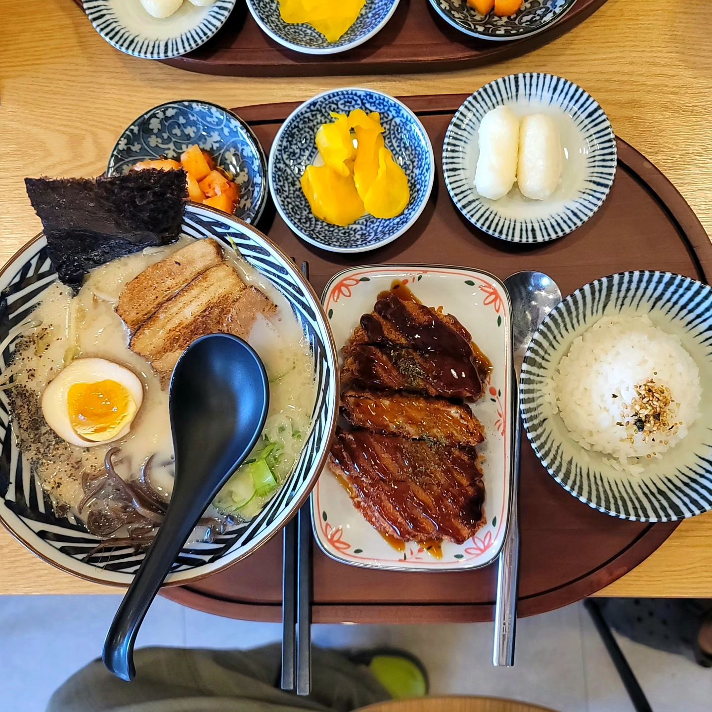 핵밥병점역점
⠀
가게 내부가 깔끔하고 정갈한 음식을 맛볼수 있고,
병점역 근처에 위치해 있으 혼밥하기 좋은 곳
⠀
스테이크 큐브 덮밥 정식
덮밥+기본찬+닭튀김 2개+미니우동
적당히 짭쪼름한 양념에 쫄깃하게 익은 스테이크가
올라가 있는 덮밥으로 느끼하지 않게 먹을수 있는 메뉴입니다.
깨끗한 기름을 사용하는듯 튀김은 고소한 풍미 대박입니다.
그리고 아삭한 식감이 잘 살아 있는 구운 꽈리고추랑
스테이크랑 같이 밥에 올려 먹는 것도 별미입니다!
⠀
⠀
돈코츠라멘돈까스정식
라멘+기본찬+돈까스+미니밥
덮밥집인데 의외의 라멘 맛집
육수가 정말 진하고면발도 적당히 잘 삶아져서
육수와 어울림이 좋고,미니밥은 면 다 먹고 난 다음에
국물에 밥 비벼 먹기에 딱 적당한 양입니다.
돈까스도 두툼하니 촉촉한 육즙이 맛이 좋아요!
⠀
경기 화성시 병점3로 4 1층
영업 11:00-21:30
0507-1304-8960
⠀
⠀
#병점역맛집 #병점맛집 #화성맛집 #경기화성맛집
#진안동맛집 #한식맛집 #점심맛집 #화성점심 #JMT
#덮밥 #덮밥집 #화성덮밥 #화성가볼만한곳
#화성데이트 #핵밥병점역점