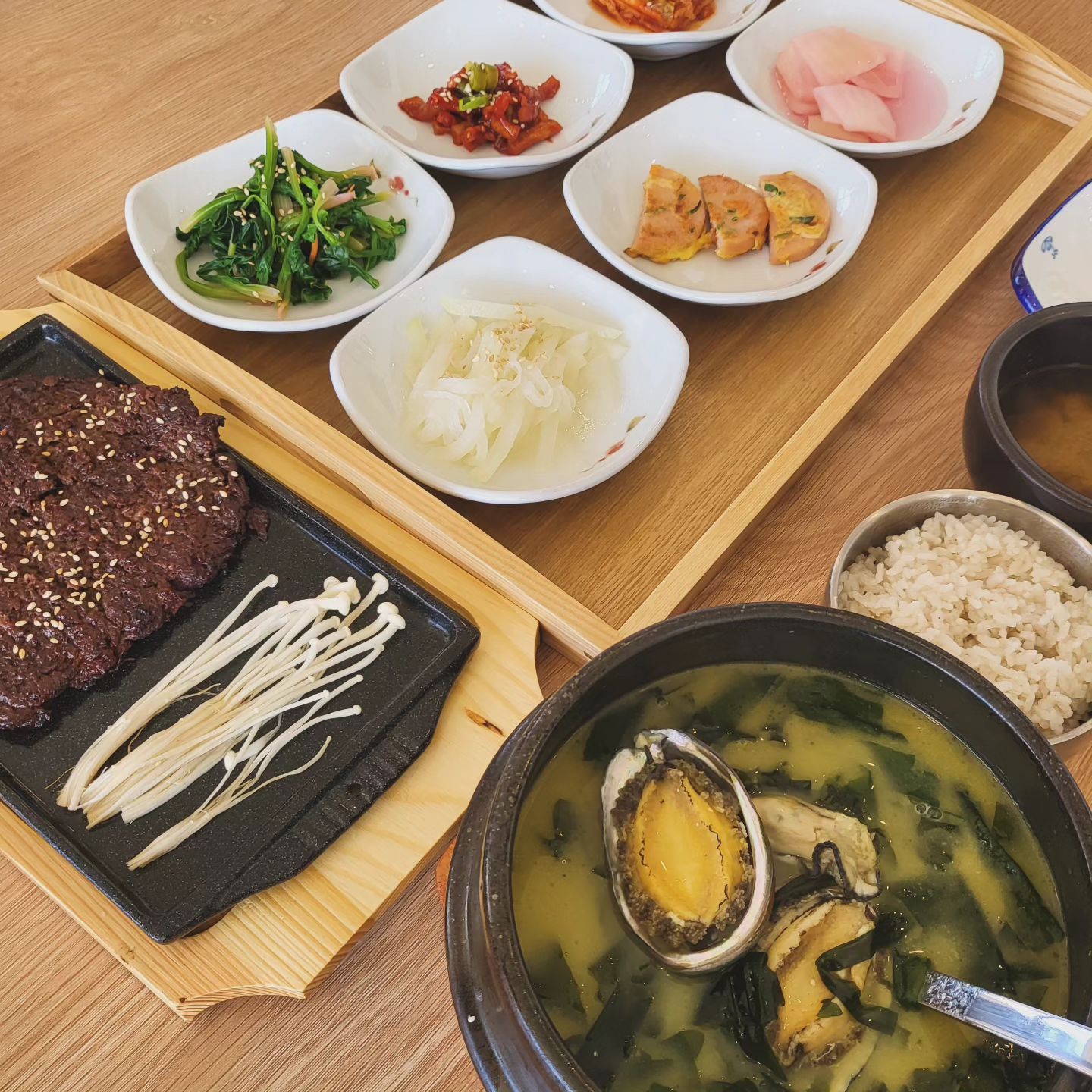 여수 여행 든든하게  아침먹고 시작하려
방문했던 #팔도미역여수점
한국인은 밥심이죠 ㅎㅎ

새로 오픈한 곳이라 가게가 
매우 깔끔하고 쾌적했어요!

⭐️다양한 종류의 미역국을 만나볼 수 있는 곳
한우 미역국 뿐만아니라 종류가 정말 많았어요

#성게미역국 #가자미미역국 #성게미역국 
#조개미역국 #황태미역국 #굴미역국 등등

미역국과 잘어울리는 
#고등어구이 #석쇠한우불고기 #전복회무침 
등을 만나볼 수 있는 한식 끝판왕인곳!

귀여운 로봇이 서빙도 해줍니다!!

〰️〰️〰️〰️〰️〰️〰️〰️〰️〰️

#굴전복미역국
굴과 전복이 들어간 미역국
뜨끈한 뚝배기에 양이 아주 푸짐하게 나옵니다.
굴이 들어가 엄청 시원하면서 진한 국물
미역국 국물이 정말 끝내주어 계속 생각나요👍

머리털나고 먹은 미역국 중에 
제일 맛있었어요!! (엄마 미안..!!)

#석쇠한우불고기
석쇠에 맛있게 구워져 너무나 부드럽고 
달지않고 간도 딱 맞아서 
미역국이랑 함께 즐기기 너무 좋았던 ㅎㅎ

반찬도 맛있고 사장님도 너무 친절하시고
엄마도 든든한 한끼였다고 너무 만족하셨어요👏

여수 여행 중 뜨끈, 든든한 한 끼를 하고 싶다면 밥한공기 뚝딱할 수 있는 
한식 끝판왕 미역국 맛집 
#팔도미역국 이곳을 추천합니다🫶

🗺전남 여수시 돌산읍 돌산로 3532 코지호텔 1층
🕑9시부터 8시까지
☎️0507-1394-7942

#팔도미역여수점 #돌산대교근처맛집 #여수미역국 #여수미역국맛집 #돌산대교맛집 #여수데이트맛집 #돌산미역국 #돌산해장국 #돌산점심 #여수데이트맛집
