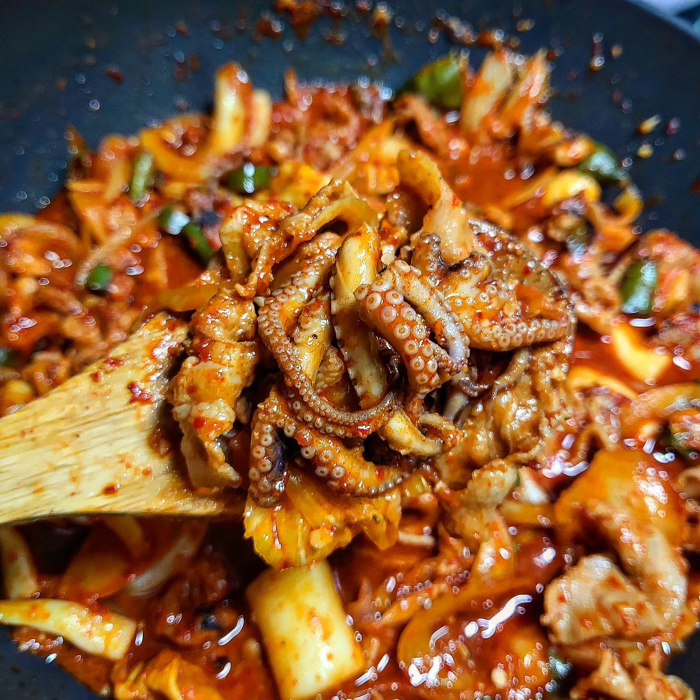 #협찬

#🍽93#밀키트추천

기분좋은 매콤한 맛으로 스트레스 풀리는 쭈꾸미삼겹살과 육칼국수 밀키트 맛집 #마이셰프

캠핑가서 먹으면 좋을만한 마이셰프의 쭈꾸미삼겹살 밀키트와 육칼국수 밀키트를 먹어보았는데요☝🏻 정말 간편해서 뚝딱 만들어 먹을 수 있더라구요🤩

캠핑가서 먹을까하다가 짝궁을 초대해서 부모님과 함께 먹었는데 양이 부족하진 않을까 싶어 저는 덮밥식으로 먹어보았어요!(그.러.나 양이 전혀 부족하지 않았다는... 남아서 다음날도 또 먹을 정도로 충분했어요👍🏻)

주어진 재료로도 충분히 맛있고 너무 맵지 않아  좋았는데 매운거 좋아하시는 엄마가 청양고추를 조금 투척...😂 오!! 근데 오히려 맛을 더 살려줘서 맵찔이인 저도 씁씁 거리면서도 너무 맛있게 먹었어요🤤 매운거 많이 좋아하시는 분들은 청양고추 더 넣어서 드셔도 좋을거 같아요👏🏻

육칼구수는 고기가 정말 많이 들어있어서 1차로 놀랐고 대파와 무를 많이 주셔서 팔팔 끓이니 국물이 굉장히 시원해져서 2차 놀랐습니다😆 술먹고 해장 필요할때 호다닥 끓여서 먹으면 딱이겠는 그맛이었어요😋

두 밀키트 다 맵찔이인 저도 맵지않고 기분좋게 즐길 수 있는 매콤함이었습니당🔥 마침 지금 마이셰프 온라인몰에서 매운맛 기획전을 진행하고 있어서 할인가로 구매할 수 있다고 하더라구요!! 저도 또 구매해서 캠핑 갈때 가져가보려구요😍 여러분도 기획전 진행중일때 한번 드셔보시는거 어떠세용?!🤗

#마이셰프 #밀키트 #밀키트추천 #매운맛 #매운음식 #기분좋은매운맛 #매콤한맛 #스트레스해소 #쭈꾸미삼겹살 #쭈삼 #육칼국수 #캠핑밀키트

🎈마이셰프
🎈mychef_official