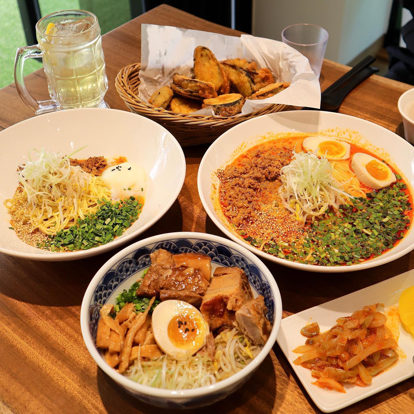 🐾<수림식당 홍대점>

수림식당은 이미 부산 쪽에서 유명한 
탄탄면, 가지튀김 맛집인데요.
서울 홍대에도 상륙해 만나볼 수 있었어요!

수림식당 시그니처 메뉴 탄탄면은 
생파프리카, 땅콩 및 견과류가 들어간
탄탄소스로 맛을 낸 면요리인데요. 
최적의 온도로 조리해 고유의 향과 풍미가
가득한 탄탄면을 맛보실 수가 있답니다.
일반적으로 생각하는 라멘보다
훨씬 진하고 구수한 풍미를 가졌어요. 
계속 국물을 떠서 먹게 되는 중독성..!
나중에 분명 또 생각날 맛입니다.

그리고 가지튀김이 진짜 존맛존맛 
세상에 이런 맛이 있다니~~~!😆
 제가 원래 가지를 별로 안좋아하는데
여태 먹어본 가지요리 중에 베스트였어요.

평범한 거 말고 조금 이색적인 
특별한 중식 요리 맛집 찾으시면 
수림식당 홍대점 추천드립니다👏

🌷상호명 수림식당 홍대점
🌷주소: 서울 마포구 와우산로 21길 
19-19 1층
🌷전화번호: 0507-1329-5964
🌷영업시간:  매일 10:00 -21:00 라스트 오더 20:00 
평일 브레이크 타임 15:00 -17:00

#협찬 #수림식당 #홍대탄탄면 #홍대면요리 #홍대맛집 #상수맛집 #홍대수림식당 #수림식당홍대점 #가지튀김 #홍대덮밥 #홍대중식당 #홍대점심 #홍대중식 #탄탄면맛집 #먹팔해요 #먹스타그램 #먹팔환영