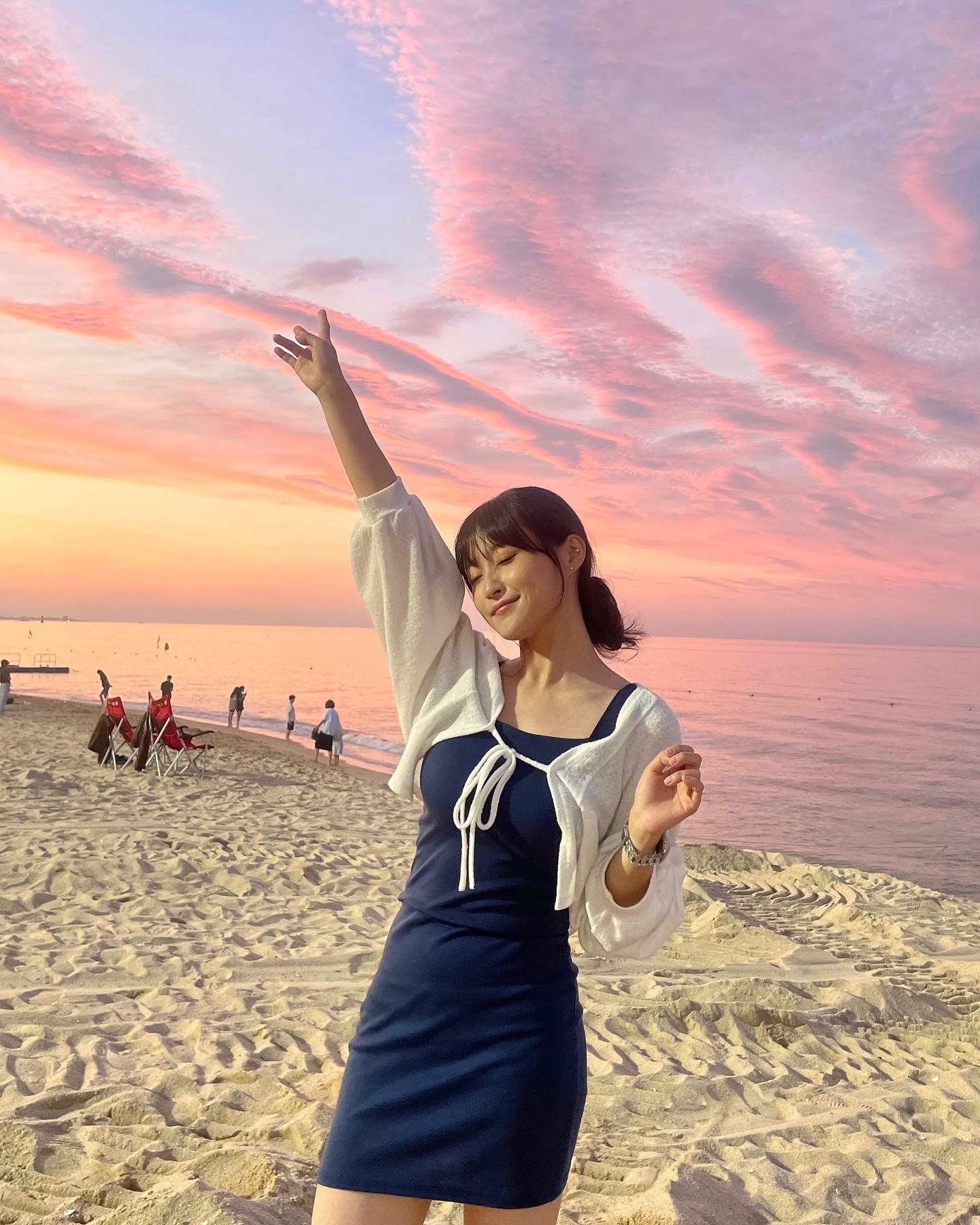 무보정 하늘 색 맞냐규,,,🫢
몇번갔던 #강릉여행 인데 이런 하늘은 처음.
비온다길래 한 걱정했었지만 
웬걸, 날씨요정은 나였을지두...?🫶🏻

덕분에 j_blin 의 #스퀘어넥원피스 의 네이비컬러와
하얀 #볼레로 조합이 폼이 넘모 좋았던 거 있죠?
이른 #바캉스코디 지만 꽤 좋은 선택이었던 걸로✨
그림같은 하늘 선물을 준
#경포대해변 에게 감사합니댜,,,

이런 스타일은 거의 안입는데
무슨 바람인 지 너무 입고싶어서
도오전 해보았읍니다.
흠 하지만 밥을 많이 먹으면 안된다는
단점이 있읍니다.🤭