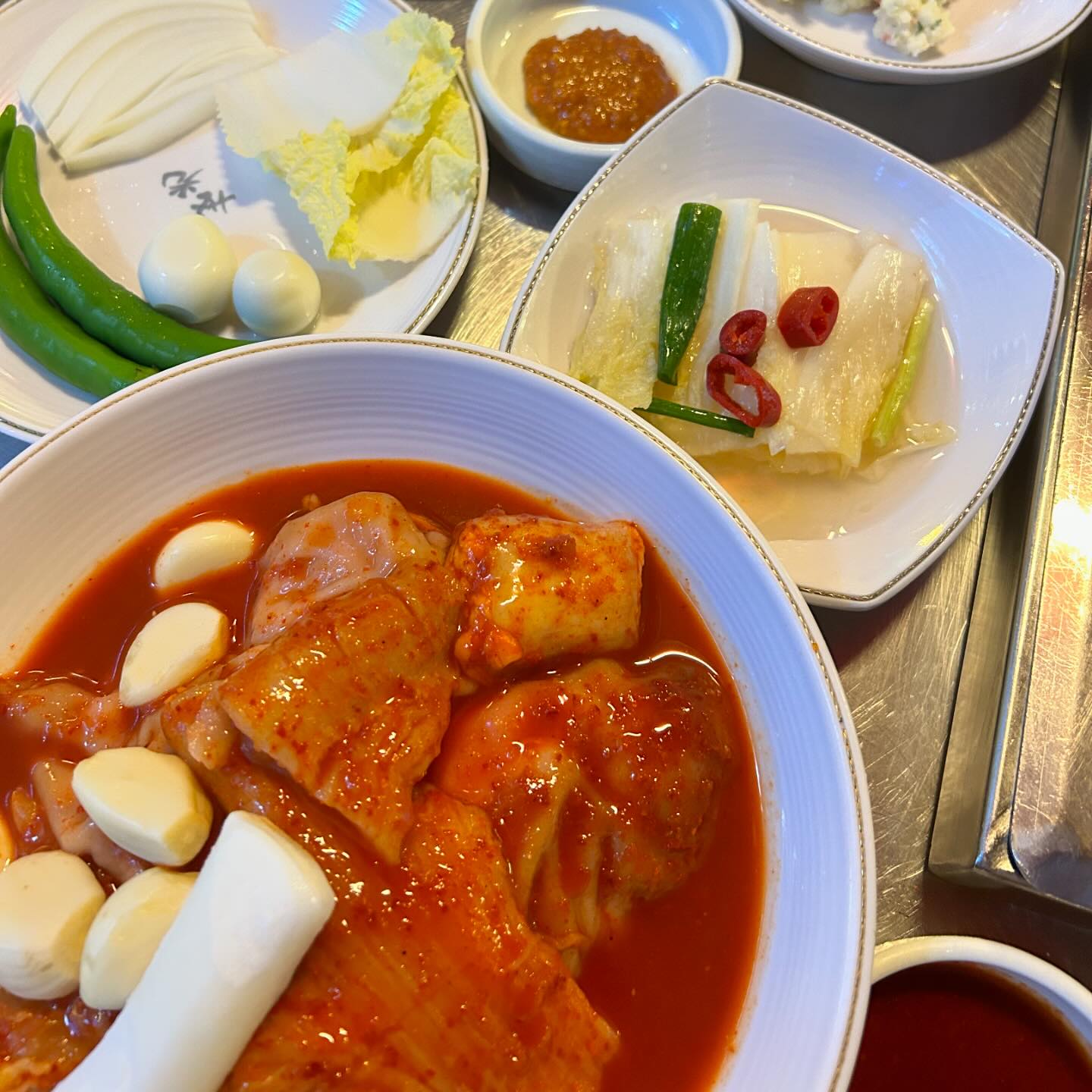 여기 뭐지?? 왜케 맛있어🤩
이집은 곱창이 없네~ 
대창 넘 기름져서 안먹고 싶어서
막창이랑 특양으로만 주문했더니
아주머니께서 대창 한 조각 넣어주심
대창의 기름기가 반질반질 어우러져야 
더 맛있다고~~
허전할까 싶어 양볶음밥도 주문~
여기 진짜 넘 맛있다~ 막창도 특양도 볶음밥도
또 먹고 싶네 😋
후식으로 아이스크림 먹으라셔서
이쁘게 짜볼랬더니 
😶
아이스크림 끝 ㅋㅋㅋ 
그래도 난 맛봤다 아이스크림까지 맛나네😋