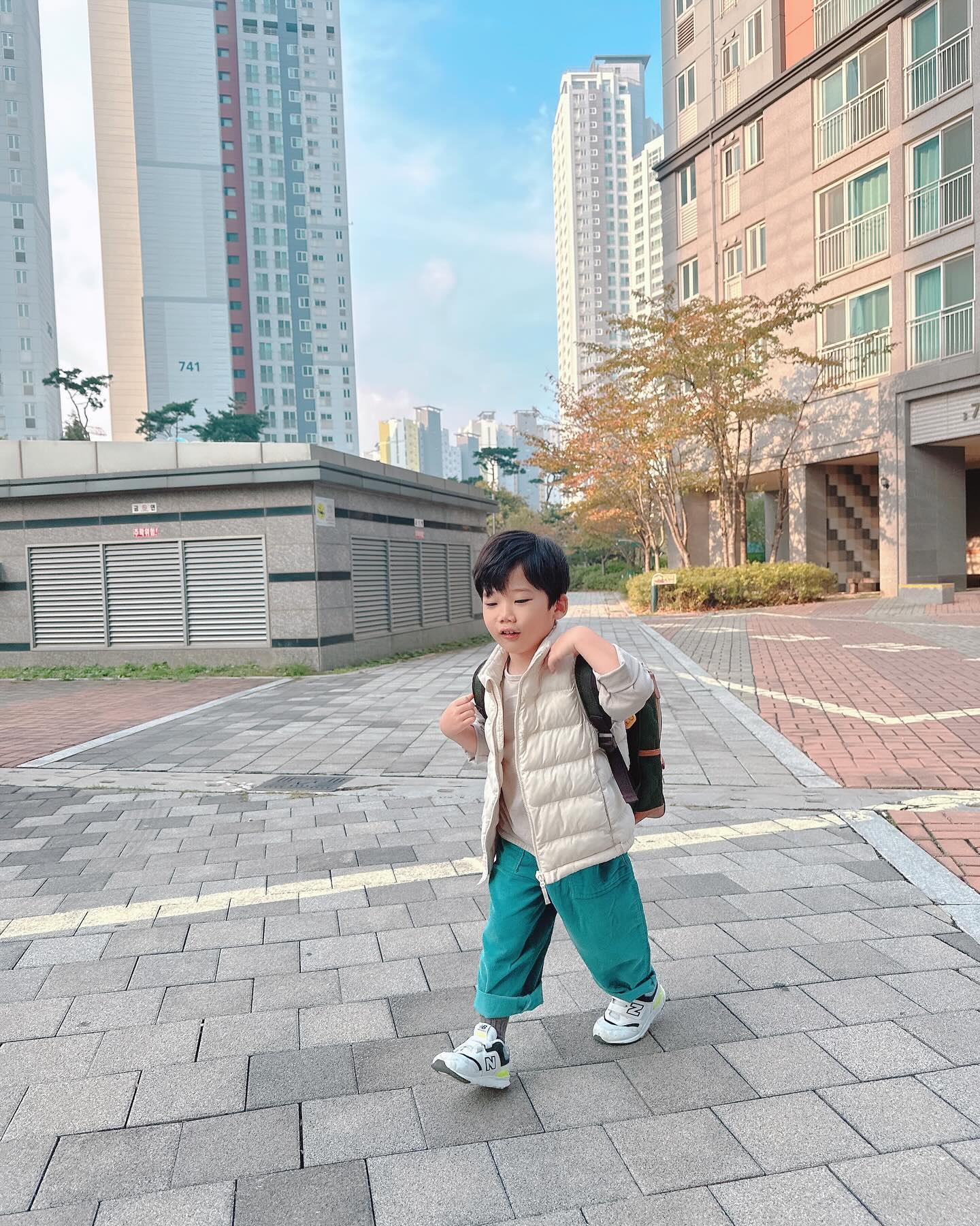 오늘도 등원 완료!!
아빠는 쉴테니 신나게 놀다오셈😁
#오등완

#영종도 #영종하늘도시 #키즈 #아들 #딸
#아딸 #육맘 #육아 #육아스타그램 #육아하는아빠 #육아맘 #딸스타그램 #아들스타그램 #유튜브 #youtube #보미차니TV