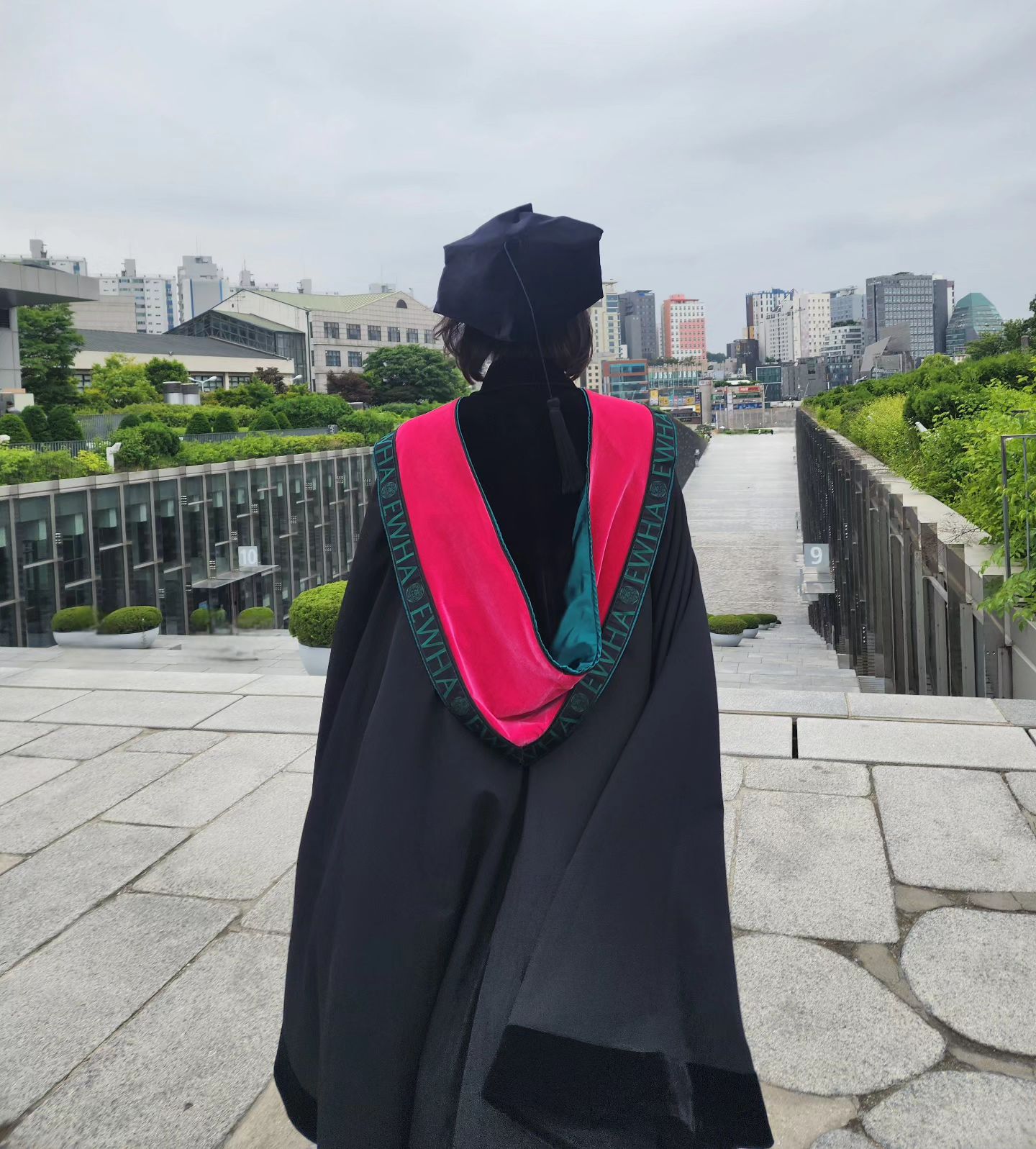 #졸업스냅 촬영
어려운 고비마다 함께 한 울동기❤️
눈 깜짝할 사이 졸업을 코 앞에 두고 추억만들기

살짝 흐린 날씨 덕분에 화장은 더 잘 먹고
시선처리 편하고
집중력있게 나이스샷 📸
사진작가님께서 주름은 쫘아쫙 펴주신다니 믿어봅니다!!

근데 우리학교 #졸업가운 진짜 넘 이쁘다👩‍🎓