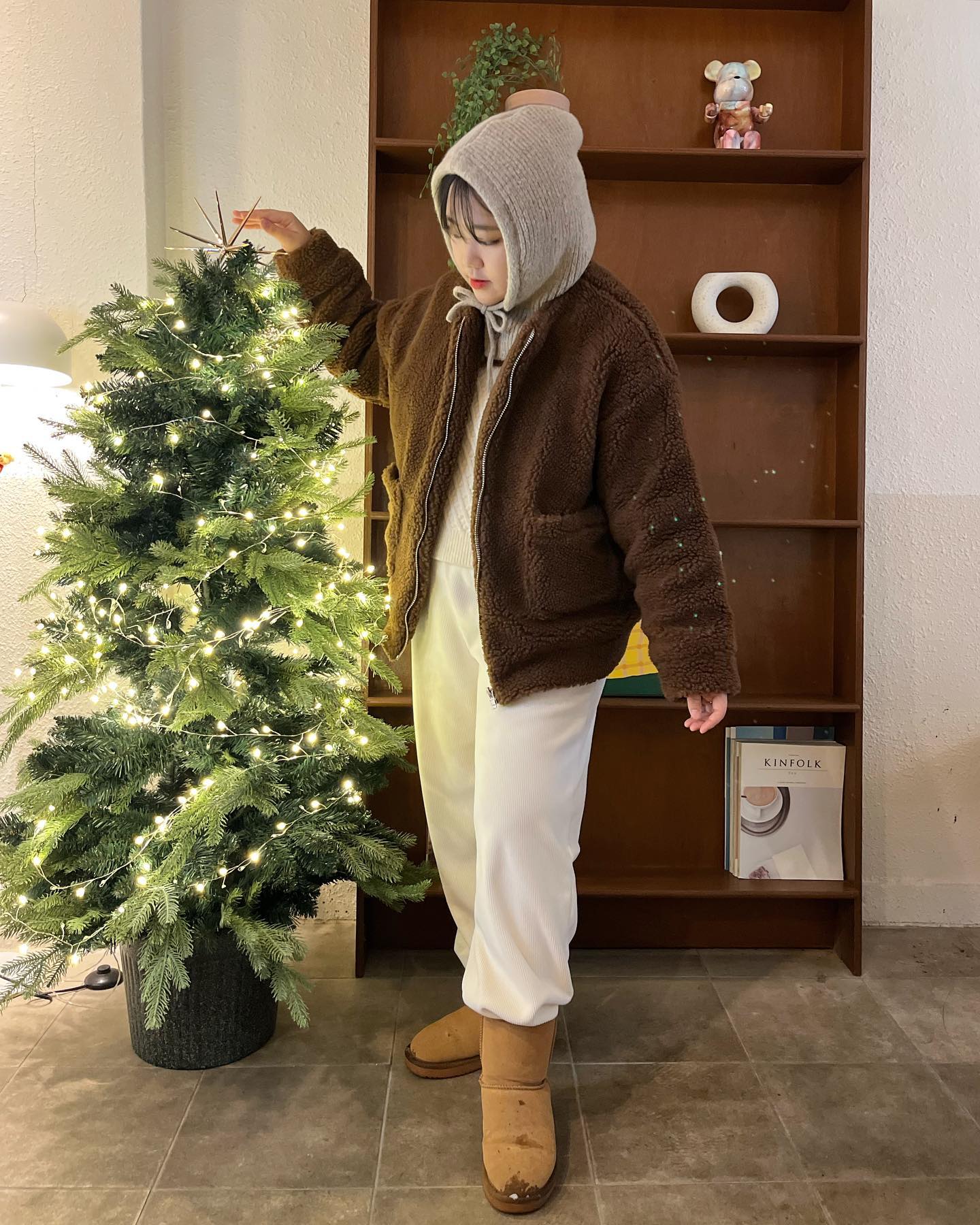#협찬 #피플코리아 peoplekorea.shop 

뽀글뽀글 부드럽고 포근하면서도 패딩만큼이나 두꺼운 #양털자켓 하나 소장하시는 거 어떠세요?

겨울에 더욱 따뜻해보이는 컬러인 진한 브라운색이라 코디하기 더욱 좋아요!🤎

어그부츠랑 코디하면 귀여움이 두배!✌🏻

이 옷을 구매할 수 있는 peoplekorea.shop 쇼핑몰은 원단제작부터 직접 운영하고 있는 동대문 14년차 도매업체로 소매과정이 없기 때문에 퀄리티 높은 상품을 저렴하게 구매할 수 있어서 정말 추천드려요!🍯

자사몰 링크 http://peoplekorea.shop/ 
스토어 링크 https://smartstore.naver.com/peoplekorea 

#피플코리아 #동대문도매 #여성의류 #14년차 #국내자체제작 #피플 #since2010 #피플코리아 #트레이닝세트 #wholesale
#피플레깅스 #가죽레깅스 #니트레깅스 #여성레깅스 #레이어드티 #이너티셔츠 #유니섹스티셔츠