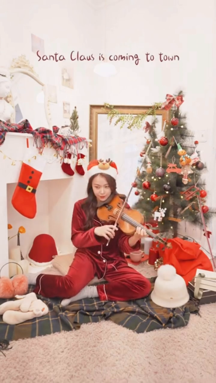 🎄 Merry Christmas!!🎄

3년만에 돌아온 바이올린 솔로 연주자를 위한 캐롤 메들리!!❤️
악보와 피아노 반주 음원과 함께 돌아왔어요!
크리스마스 시즌에 멋지게 연주 해 보세요💕

풀영상 ▶️ 유튜브 채널 ‘Jenny Yun’
악보&반주 ▶️ 인스타 스토리 ’🎼악보&반주’ 안에 링크

💝Christmas Carol Medley for violin solo
- White christmas
- Santa clause is coming to town 
- Winter Wonderland

#carolviolin #carolmusic #christmas #christmasmusic #christmasviolin  #크리스마스 #크리스마스캐롤 #캐롤바이올린 #바이올린연주곡 #크리스마스바이올린 #바이올린캐롤 #바이올린 #violin #violincarol #carolsong #christmascarol