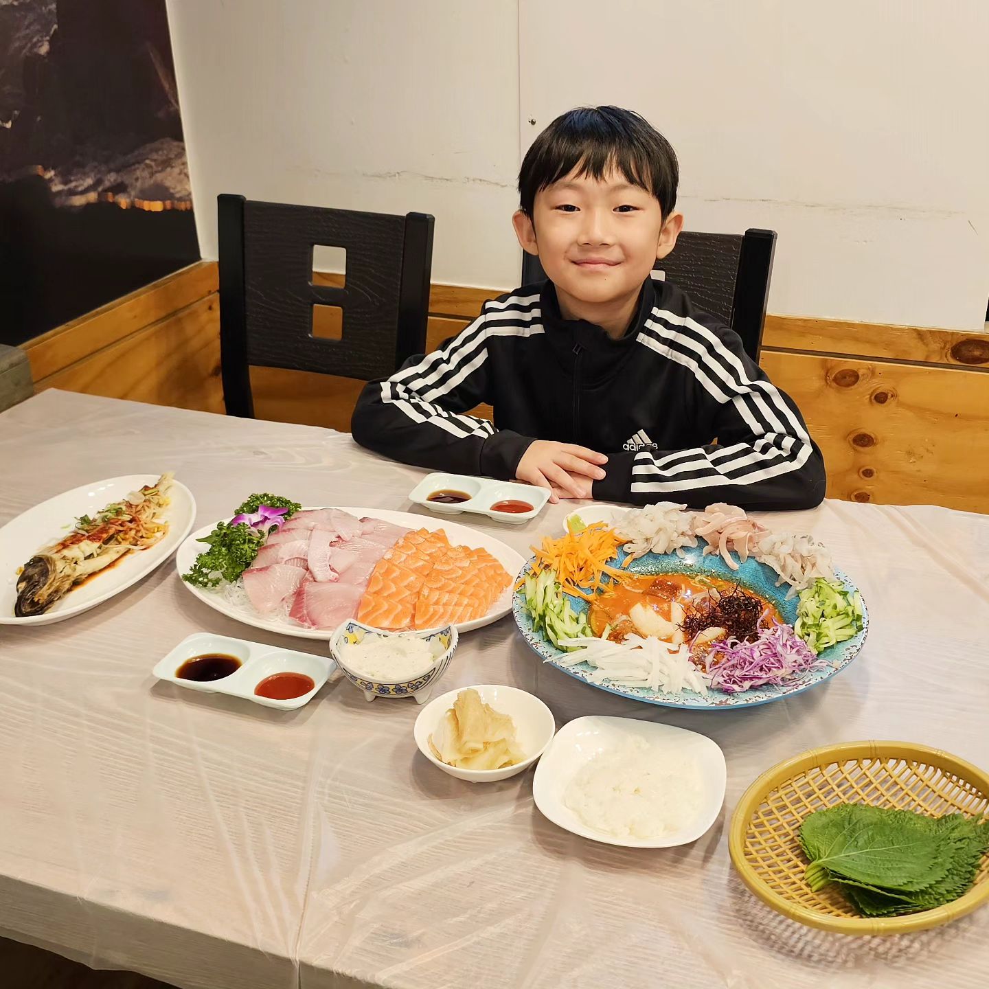 #협찬 wandosan_mulhoe

대방어 시즌을 맞이하여🐟
서울 대방어 3대 맛집을 찾아
가족들과 다녀왔어요

서울 물회 3대 맛집으로도
유명한 완도산회 삼전점이라서📍

방어뿐만 아니라 
제철 자연산 활어회도 
합리적인 가격에 푸짐하게
즐길 수 있었어요

특히 대방어를 도톰하게 썰어주셔서 
더욱 고소함을 느끼며
제대로 맛보았답니다🤤

아이도 처음으로 회를 먹어보았는데
너무 맛있다며 더 달라고 하더라고요
그만큼 맛있으니 반해버렸겠죠?

완도산회의 물회육수는
미국 전역 및 유럽, 필리핀 등에
최초로 수출까지 하고 있는데요

잡어물회 또한 새콤달콤 육수와 
소면의 조합이 정말 최고였어요👍

점심 시간에는 물회, 회덮밥
전복죽 등을 할인된 가격으로
만날 수 있고 소주는 3500원!!

2023 브랜드대상 완도산회에서
데이트, 모임, 회식, 혼술
뭐든 즐기면 좋을 것 같아요❣️

📍서울 송파구 삼전로10길 58
☎02-424-5989

#삼전동횟집 #석촌역횟집 
#삼전동맛집 #석촌고분역맛집
#석촌고분역횟집 #석초호수맛집
#서울대방어 #서울방어
#삼전동맛집추천 #석촌고분맛집
#완도산회