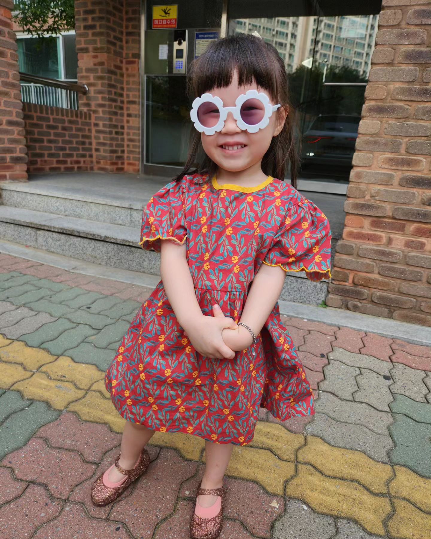 #인생1079일차 #하현서 #하똑똑 

밀린피드올리기
등원하면서 굳이 썬그리 쓰고가는 하현서ㅋ
새집에 실측 가서 신나시고ㅋ
편백수도 본인방은 직접 칙칙😉
발레 3학기차 8개월쯤 됐는데 아가아가할때 가서
따라못하고 엄마하고만 있더니 너무잘하고 굿~!
발레보다 트니트니가 좋다해서 발레안하고
한글수업 하려했는데 싫다고 둘다한다고...
몬테에 영어에 발레 트니트니
더 해주기에는 어린나이에 머리터질테고 나도 힘든데..
사실 뒷바라지하는 아빠가 더힘들다..ㅋ고민좀 해보자😅