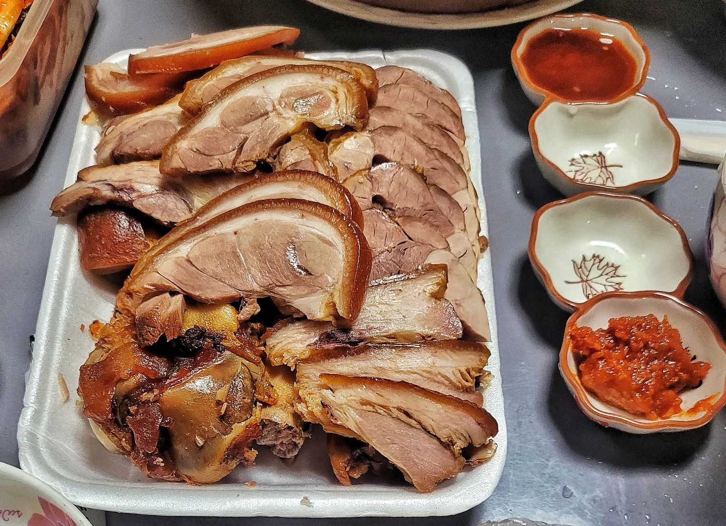 저녁에 족발은 어떠세요?
쫄깃해서 맛있는 족발 😊
#족발