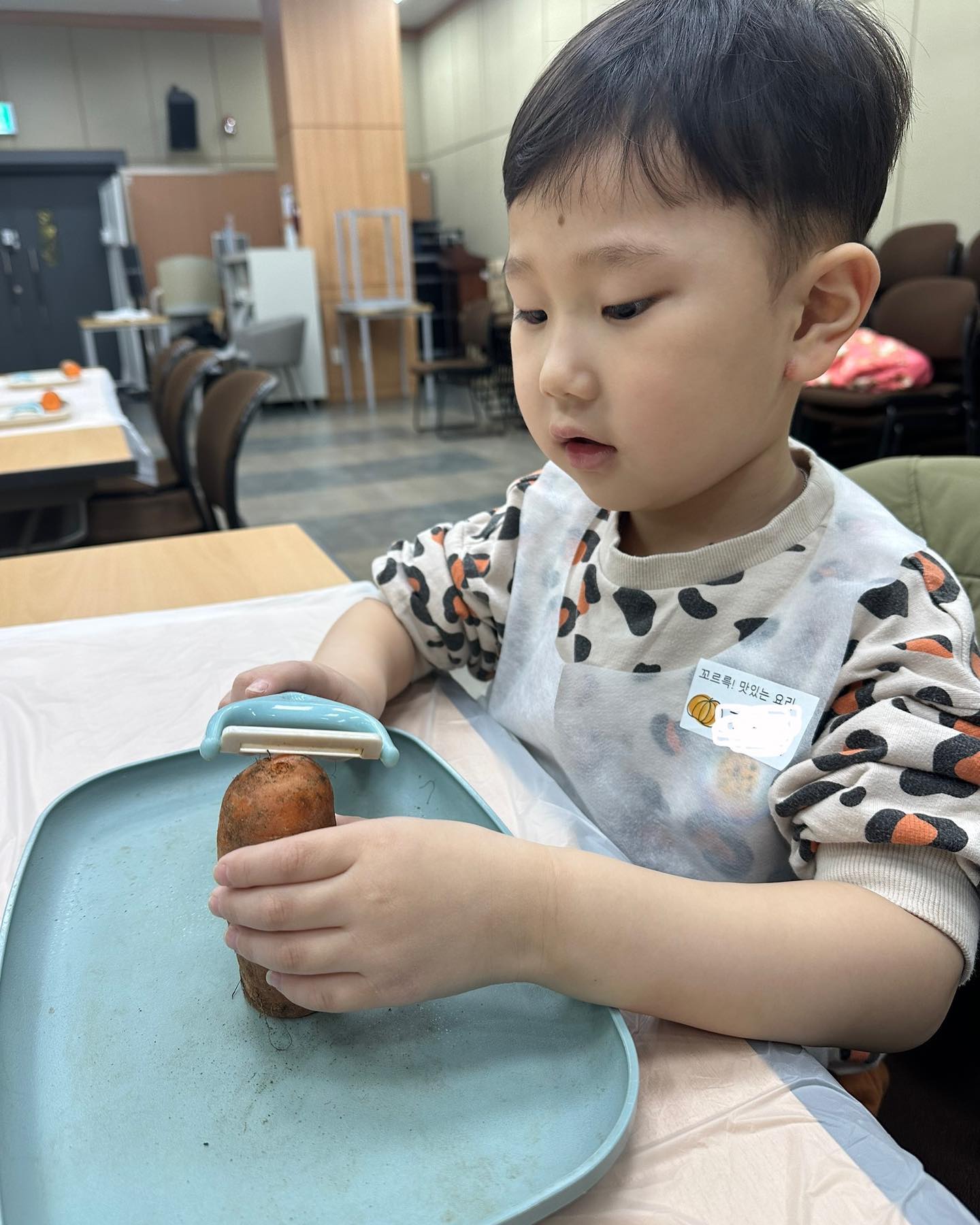🧑‍🍳
영등포구육아종합지원센터 프로그램인 꼬르륵 맛있는 요리 1기

원래 3월초라 개학전에 한번 해보겠다고 신청한 건데 날짜가 변경되어 오늘 했네 ㅎㅎ 개학전에 꼬맹이 아파서 입원했던터라 여러모로 잘되었음~ 

이제 학원도 문센도 혼자들어가는데, 오랜만에 엄마랑 하니 좋았던듯~ 나는 덕분에 저녁메뉴 고민안해도 되고 아들은 본인이 스스로  만든 요리라 아주 잘 먹었음!😋

다음주도 기대된당😆 

4월에도 하려고보니 이미 마감ㅋㅋㅋ 
ydpccic1 5월에도 해주세요 제발!!! 

#日記妌 #日記 #영등포구육아종합지원센터 #꼬르륵맛있는요리 #요리교실 #유아요리수업 #대림도서관 #만4세 #54개월 #6살 #240319 #도서연계수업 #당근먹는티라노사우루스