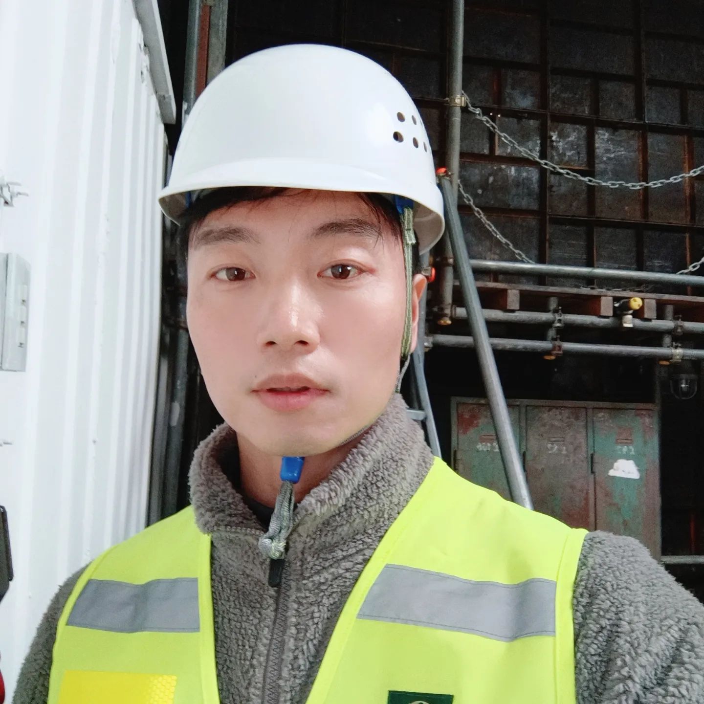 오늘은 공사장 현장소장👷⠀
⠀
안전모는 꼭 착용!🙆⠀
사다리 작업은 아웃트리거 설치 필수!👍⠀
2인 1조로 작업하세요!👏⠀
⠀
모든 배우님들과 스탭분들 고생 많으셨습니다!♥️⠀
촬영간 친절과 배려에 깊은 감사드립니다!! 🙇⠀
⠀
#광고촬영 #광고모델 #성배우 #성연호 #shade #actor #model #오늘도무사히 #오늘도무재해 ⠀