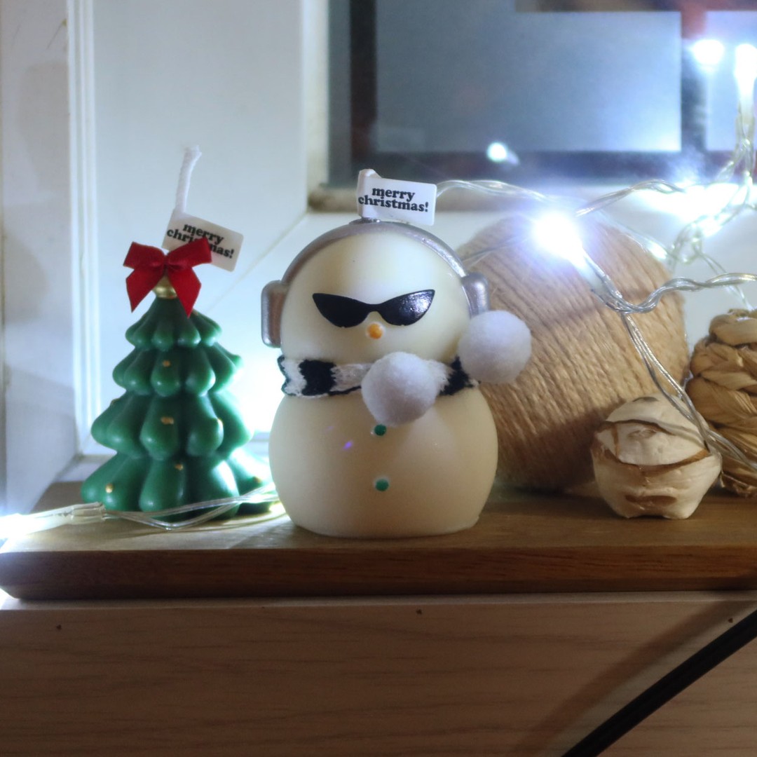 #협찬
미리 크리스마스 준비하기🎄

크리스마스라고 이것저것 하긴 귀찮고
그렇다고 아무것도 안 하자니 서운할 때
하나 무심하게 얹어주면 연말 분위기 됨!

귀여우면서도 시크한 분위기라
미드샌츄리감성 좋아하는 사람에게
선물하기도 좋을 것 같습니다아

포장박스도 귀엽거든요😆
.
.
.
#크리스마스캔들 #크리스마스답례품 #크리스마스선물세트 #크리스마스소품 #눈사람캔들 #트리캔들 #미드센추리 #크리스마스장식 #연말선물 #연말답례품 #연말파티 #집꾸미기 #크리스마스인테리어