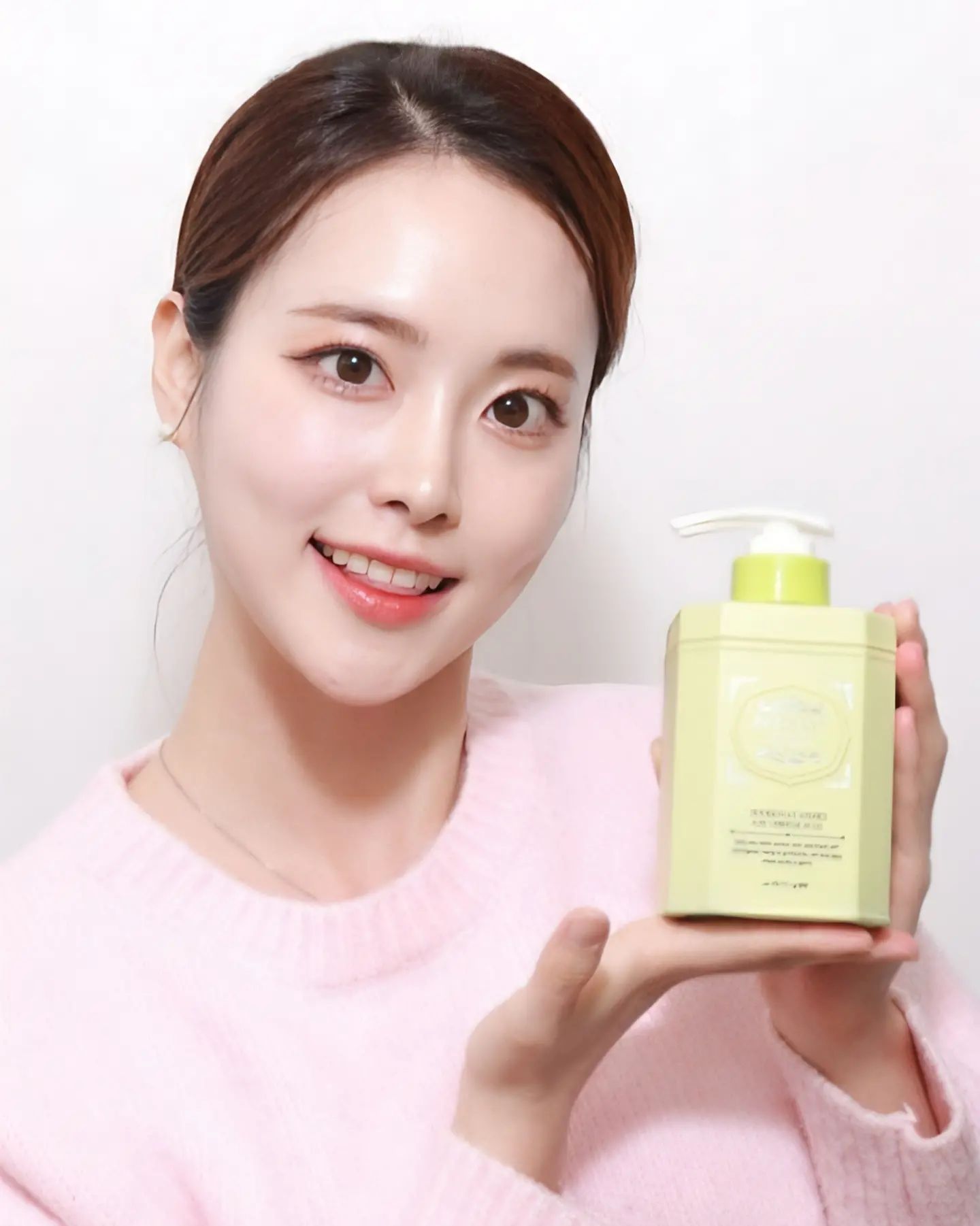 #협찬 #티블레스 #제품제공
teabless_official

차의 유효성분과 향기를 담은 티퍼퓸 스킨케어 브랜드 "티블레스"에서 샴푸를 제공해주셨습니다💛

평소 과일 향을 좋아해서 청귤유자 향 덕분에 씻는 내내 상쾌했고 샴푸가 굉장히 부드러워서 두피에 자극도 없었습니다!
꼭 사용해보시길 강추🌟 드립니다❗
.
.
.
.
.
.
.
.
.
.
.
.
#샴푸 #탈모샴푸 #저자극샴푸 #무실리콘샴푸 #향좋은샴푸 #향좋은샴푸추천 #향좋은탈모샴푸 #샴푸추천 #탈모샴푸추천 #클린뷰티 #비건샴푸 #시트러스향 #시트러스우디향 #청귤향 #선물추천 #생일선물추천 #카카오선물하기 #카카오선물하기추천 #프로필 #좋반 #팔로우 #경북대 #하루필름 #모노맨션 #모델구인