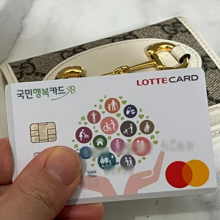 #광고

임신 중이라면 필수로 발급 받아야하는 국민행복카드
어디에서 받으시나요?
혜택 많은 맘스다이어리에서 발급받아보세요!

국민행복카드 바우처는
2024년도부터 둘째아 이상 출생아는
200만원에서 300만원으로 상향조정되었답니다.

✔️맘스다이어리 국민행복카드 신규발급 혜택

신규 발급 시 최대 14만원 혜택
국민행복카드 신규 발급자 대상 공유이벤트 참여시에는 1만원 추가 상품권 증정까지 하고 있어요.

💕오직 맘스다이어리에서만 만나볼 수 있는 웰컴 엄빠 캠페인 혜택을 누려보세요.

▪️1년 이내 국민행복카드 인증하면 최대 15만원 상당의 혜택
▪️국민행복카드 신규 발급시 최대 14만원 상당 혜택
▪️신규 발급 후 공유 이벤트 참여시엔 1만원의 혜택까지!

롯데국민행복카드 신규 발급시엔
캐시백 1만원 추가 지급과
신규발급자 대상 공유이벤트 참여시
1만원 추가 지급 이벤트 꼭 확인하셔서
맘스다이어리에서 발급 받는걸 추천드립니다~

국민카드발급 이벤트
https://bit.ly/3TONcP

웰컴 엄빠 캠페인
 https://bit.ly/49Baptl

#맘스다이어리 #국민행복카드 #국민행복카드바우처 #국민행복
카드사은품 #국민행복카드비교 #국민행복카드혜택 #롯데국민행
복카드 #신한국민행복카드 #첫만남이용권 #임산부카드 #베베폼
#미즈톡톡