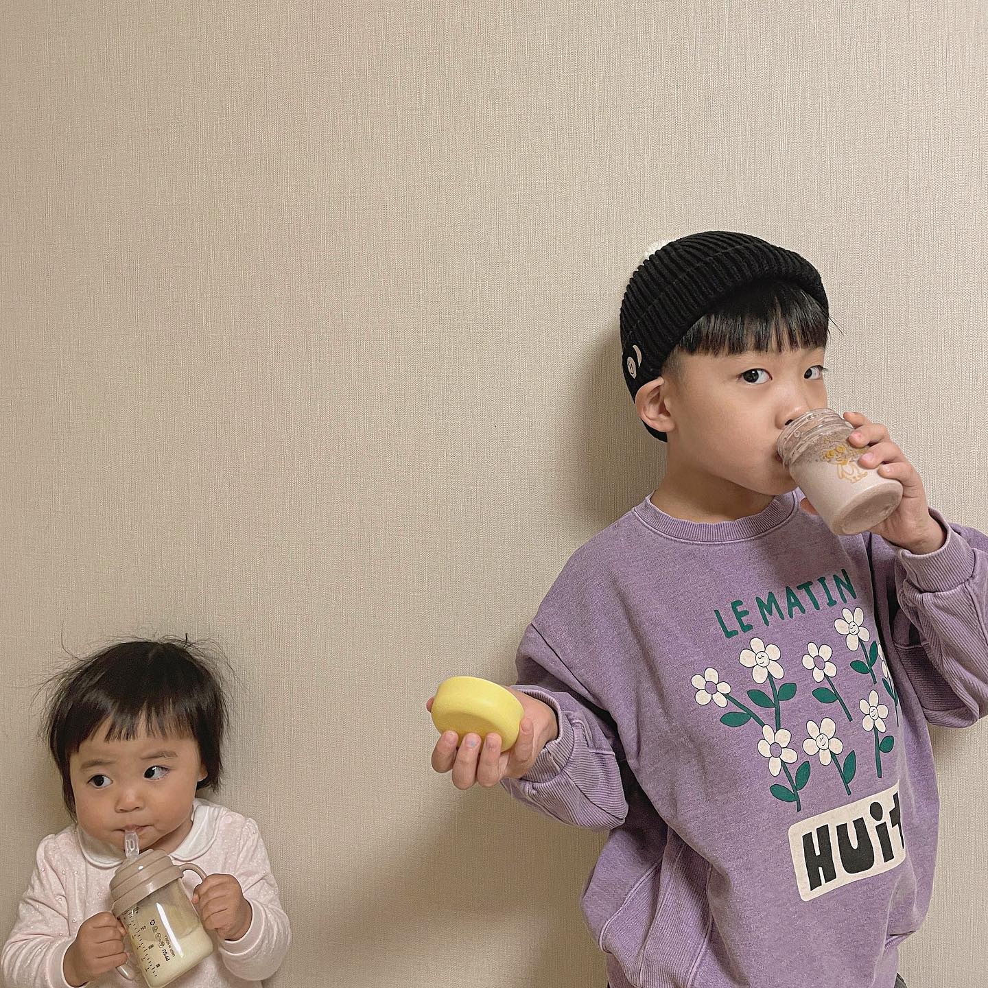.
바쁜 아침에 하이업밸런스 한잔 🥛
옆에서 오빠 따라하는 쪼꼬미 ㅋㅋㅋ 웃겨 죽겠네 🤣 

전용 텀블러에 우유 140ml 담고 
하이업밸런스 한포 뜯어서 넣어주면 
영양만점 초코우유 완성 🙌🏻
아침에 요거랑 같이 빵 조금 먹거나 과일먹구 나가요 ! 
우유에 타먹는 영양제 중에서 
이현이는 이걸 제일 좋아하더라구요 💛
3월부터는 아침마다 둘다 준비시켜야하는데 
잘 할수 있을까 걱정입니다 ……….😇 

하이업밸런스 한포에는 ⠀
칼슘, 아연, 망간, 비타민A, 비타민D, 비타민K ⠀
6종의 주원료와 35종의 부원료가 들어가 있어요 🤗 ⠀
일반 칼슘보다 흡수율이 좋은 유청칼슘을 사용했고 , ⠀
맛있는 코코아맛이라 입맛 까다로운 아이들에게도 딱 👍🏻 ⠀⠀
이현이는 역시나 잘 먹구요 😋 ⠀ ⠀
⠀
🏷 이런 아이에게 추천해요 ⠀
✓ 편식으로 인해 영양소 섭취가 부족한 아이 
✓ 입맛이 까다로워 영양제를 안먹는 아이
✓ 정상적인 면역기능이 약한 아이 
✓ 성장발달이 필요한 아이 
✓ 뼈와 치아가 형성중인 아이 
✓ 편식, 불규칙한 식사로 영양섭취가 부족한 아이 
✓ 성장기에 추가적인 영양보충이 필요한 아이

🏷 섭취방법
✓ 24개월 미만은 반포, 24개월 이상은 한포 
✓ 물 70ml 또는 우유 140ml에 섞어주세요 

공구기간은 2/22(목) 오전 10시까지 ! 
문의는 댓글이나 디엠 주시고 , ⠀
구매는 프로필링크로 연결해주세요 🥰 ⠀ ⠀