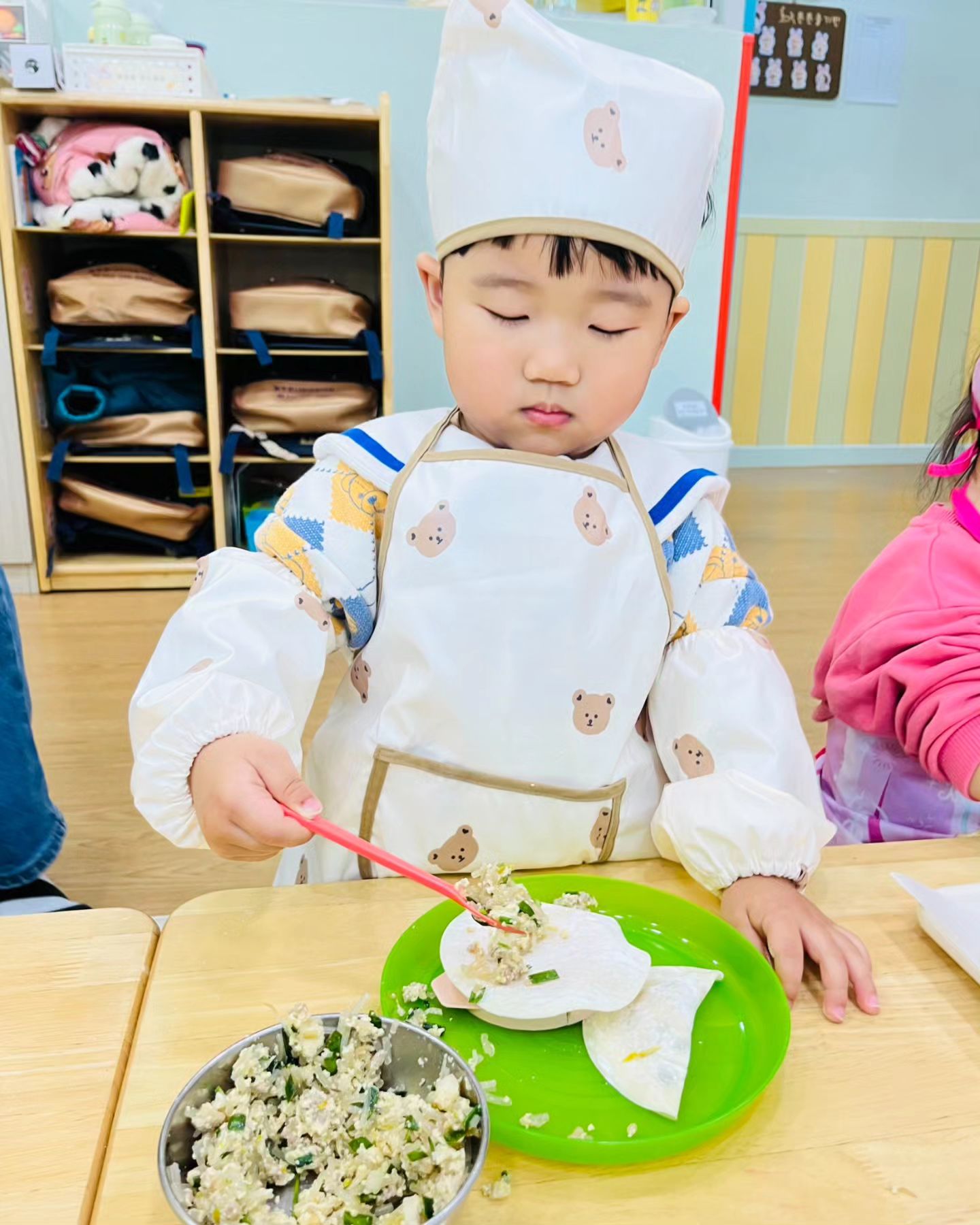 #러블리쭈니
.
.
.

설맞이 만두 빚기!
두건과 물아일체ㅋㅋㅋ
간지나게 만두 잡수는 아들램
간지 풀풀 내새꾸💕

#어린이집일상
#만두스타그램
#만두맛집추천
#쭈니의육아일기