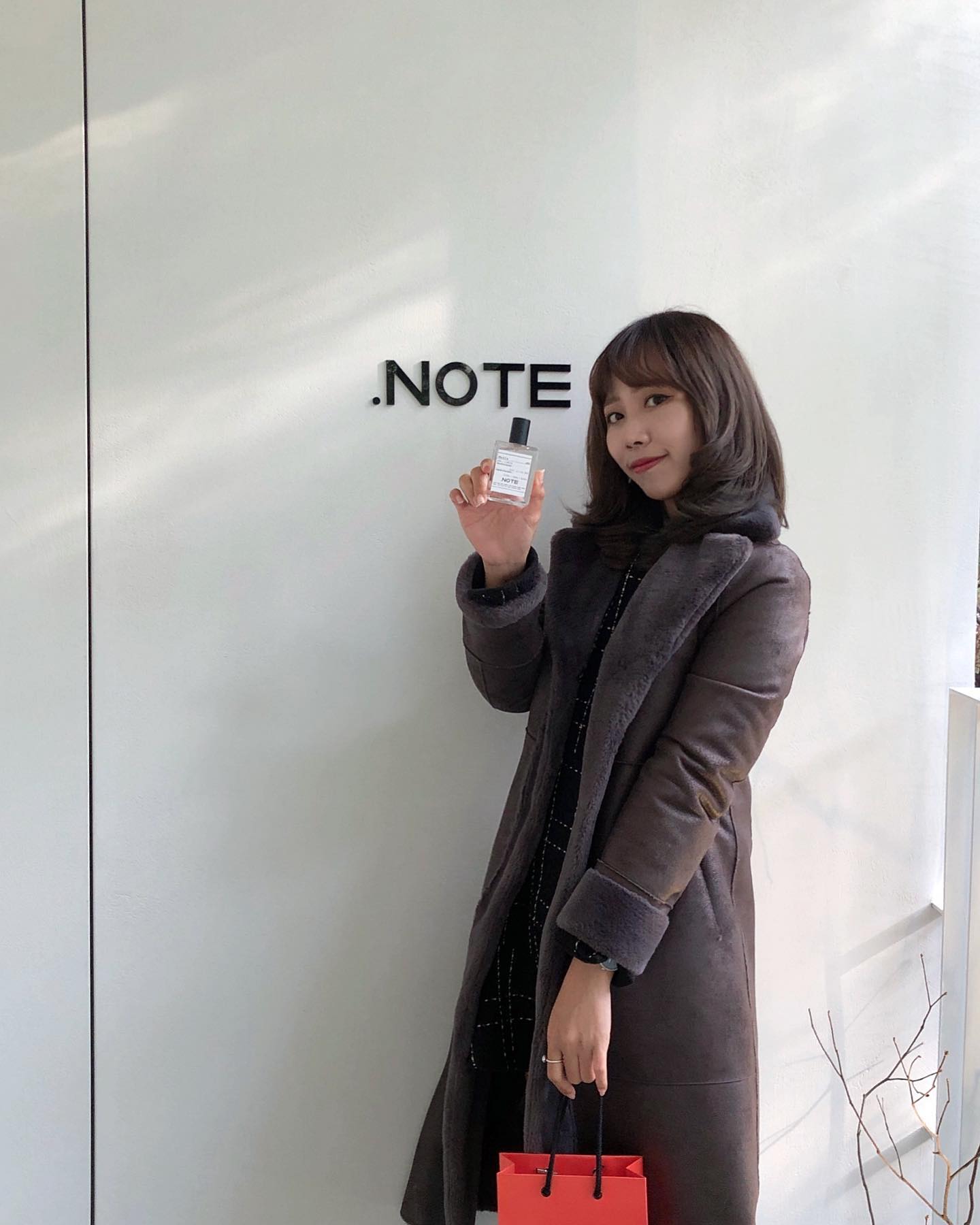 dotnote.perfume 
모던한 인테리어와, 조용한 공간에서
다양한 향들 맡아보며 좋아하는 향 찾고
세상에 하나뿐인 나만의 향수 만들기💞
 
병향수는 1주일 뒤부터 사용하면 되고
롤온 향수는 바로 사용 가능하답니다
제가 좋아하는 향이라, 계속 킁킁거리게 되요
날도 추운 요즘 #공방데이트 완전추천😌🫶🏻
 
#성수향수공방 #성수원데이클래스
#성수역실내데이트 #성수역놀거리 #서울향수공방
#향수만들기공방 #성수실내놀거리 #서울공방데이트
#성수이색데이트 #성수역이색데이트 #뚝섬역데이트
#서울실내데이트 #서울이색데이트 #서울핫플 #성수핫플
#서울원데이클래스 #성수역데이트 #성수데이트코스