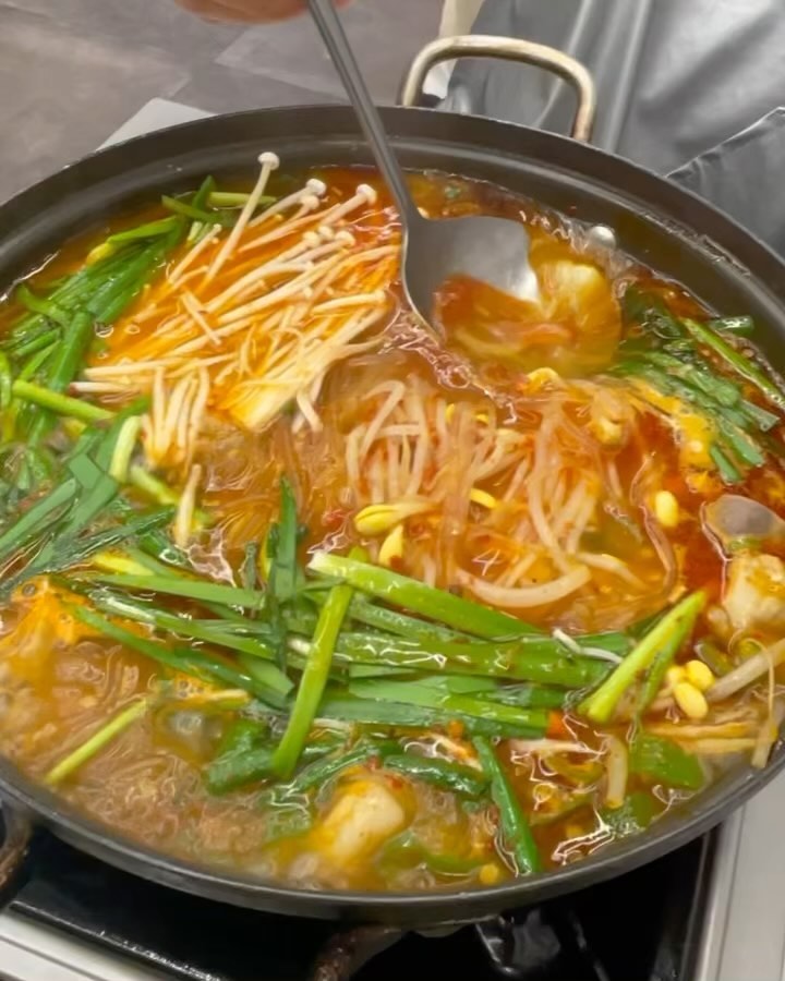 [신우곱창] 인생곱창전골 발견
남편이랑 구로곱창맛집인 #신우곱창 에 방문했어요 ! 
추워서 뜨끈한 곱창전골 주문했어요 ! 대~~~박 😁
너무맛있어요 ! 국물은 시원칼칼깔끔
곱창과내장 당면 콩나물 부추등 내용물도 실하고 
신선하고 진짜 최고해요!❤️

shinwoo_sdr 
- 서울 구로구 신도림로 7 금강리빙스텔107호 
- 영업시간 11:00 ~ 23:00
 (토요일 16:30 ~ 23:00) 
- 브레이크 타임 15:00 ~ 16:30
- 일요일 정기휴무
- 주차가능

#구로곱창전골#곱창전골맛집#신도림곱창전골#인생곱창전골#한우곱창전골#한우곱창#곱창전골#신도림맛집#구로맛집추천