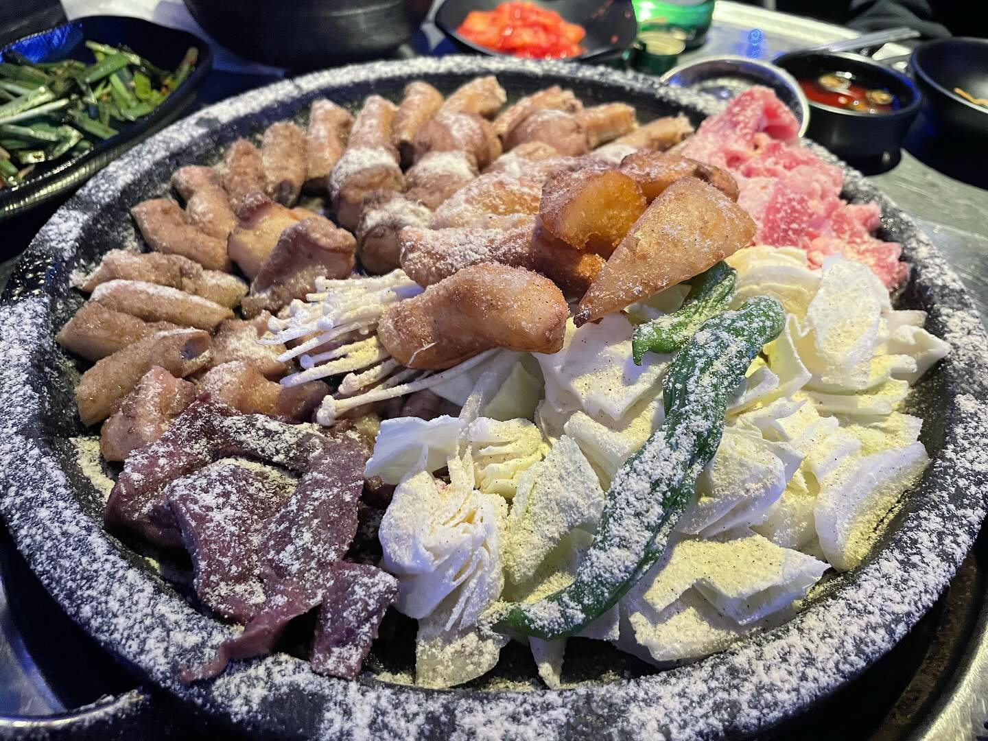 #내돈내산
5주년이벤트진행중인 #천사곱창 너무 맛있어서 재방문했어요!
🍽️이벤트모듬구이1인분16,900원
🍽️이벤트모듬구이 3인분 50,700원!!

마약치즈가루가 뿌려져 나오는 모듬곱창 정말 사랑하는 맛이에요
특히 떡이 진짜 맛있어요 한번 드시면 추가하시게 될거에요💕
계란찜도 양많고 볶음밥도 맛있어요!!

직원분들이 곱창도 꾸워주시고 친절하셔서 더더 만족🫶

범계역 곱창집 찾으시면 강추 드려용!!
💟재재방문의사 100%

⏰목금토16:00~04:00 월화수~02:00
📍경기 안양시 동안구 평촌대로223번길 19 1층
📞0507-1338-0526