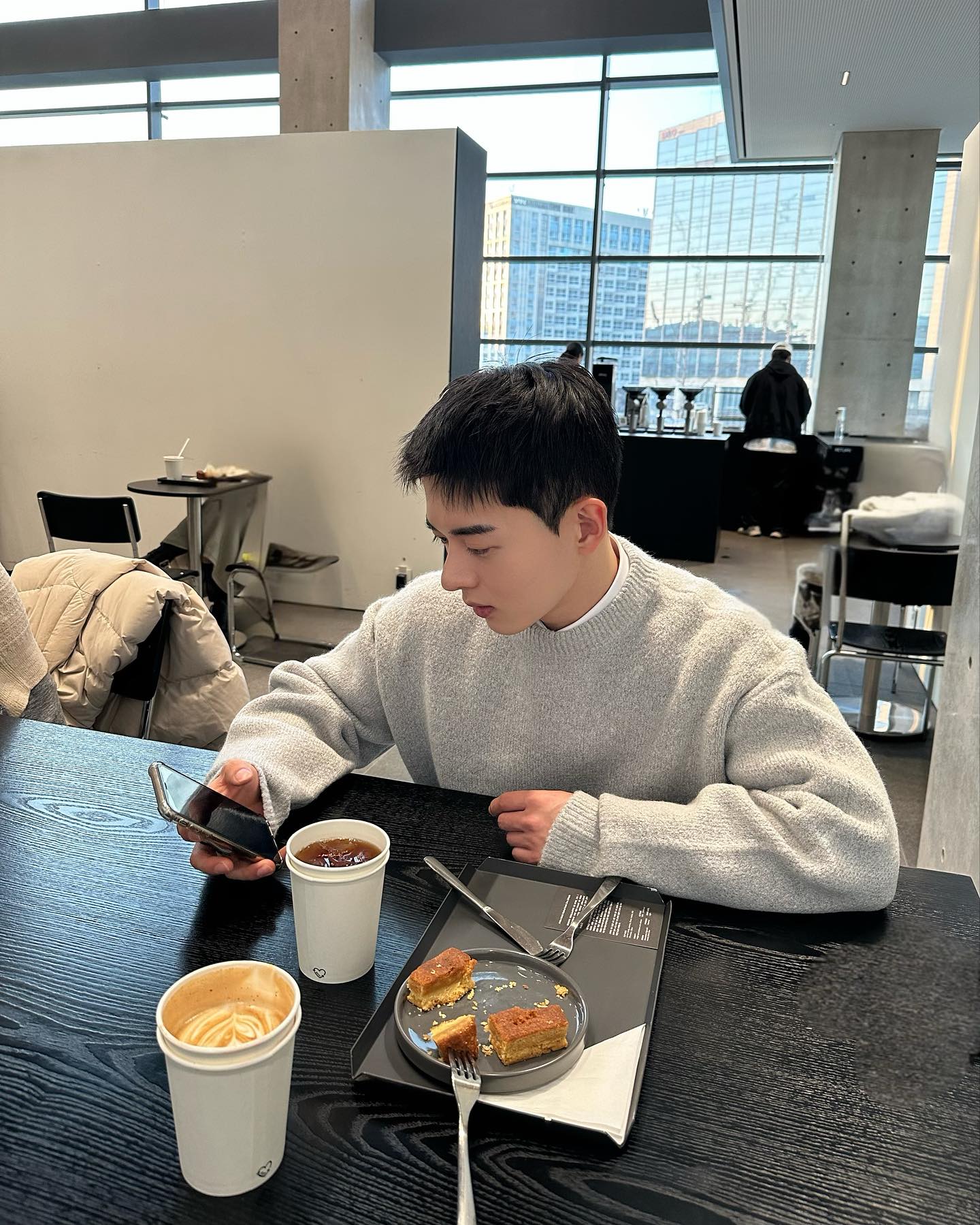 무신사에서 니트 맛집으로 소문난 노드유
색상도 맘에들고 오버핏이라 세상 편안😙
그나저나 버터바는 또 왜이리 맛있는데..🙀
.
.
.
nodu_official_ #노드유
#무신사 #니트 #니트코디 #카페 #버터바 #뮤지컬 #레베카