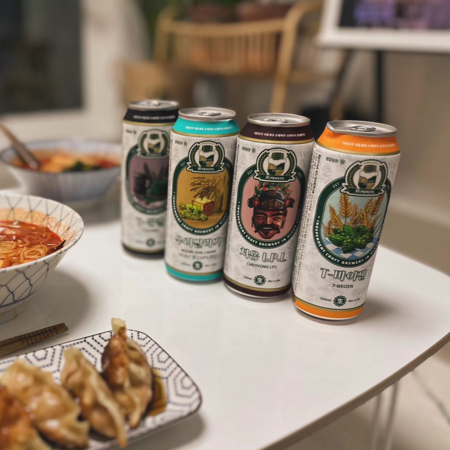 짬뽕, 군만두 먹을때 맥주 안마시면 유죄 _트레비어⠀

#울산관광정책세미나 에서 선보인 
울산에서 난 곡물과 물로 빚은 수제맥주 #트레비어 입니다.
세미나 진행을 마치고 선물까지 받아왔어요.
요즘 선물받은 알코올 친구들 다 뿌시는 중 💪💪
⠀
시작은 맛이 진하고 톡톡쏘는 
탄산이 강하게 느껴졌던 라거부터 !
⠀
트레비어는 국내 수제맥주의 초기부터 기반을 다져나간 
영남 지역 최대, 처음세대 수제맥주 양조장으로 그 자부심과 자존심을
지키며 귀한 맥주를 만들고 계셨어요. 
⠀
최근 국내 수제맥주를 캔이나 병으로 마셔보니
수제맥주 전문점 못지 않게 신선하고, 맛 또한 풍성하고 진했어요. 
라거, 밀맥주, 흑맥주 등 라인업도 탄탄 🍻
텅장 위기입니다 ㅎㅎㅎㅎ
⠀
🍺 
비어포트브로이 - " 트레비어 "
trevier_brewery_official
+ 잘 마셨습니다 감사합니다 ! 
⠀
