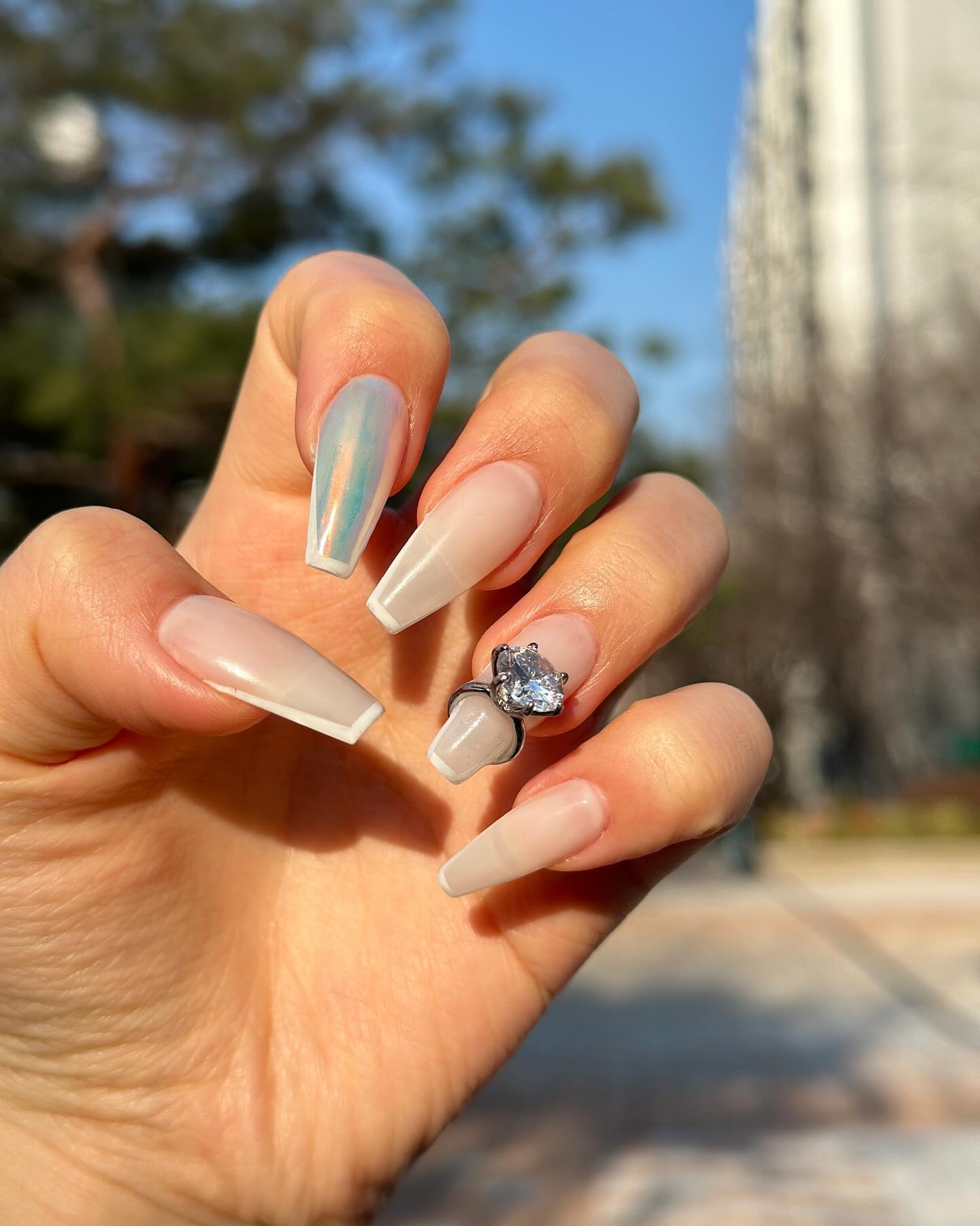 #협찬 #체험뷰 #손에손잡고 #💅 #💍

깔끔한데 화려하고 길어보이지만 편한 네일을 할수 있다면 믿겨지시나요!?!?네일샵 방문전까지 고민에 고민을 거듭하다가 결국 원장님께 디자인을 맡기고 손을 내어드렸는데ㅠㅜ너무너무 예쁘게 해주셔서 너무 좋았어요💕난생처음해보는 팁연장이라서 조금 욕심 내봤는데:) 생각보다 안불편하고 너무 예뻣어요 하고나서도 손가락이 길어보이고 여기저기 비춰보면서 만족스럽게 집에 갔어요🥰

#강남네일 #웨딩네일 #프렌치네일