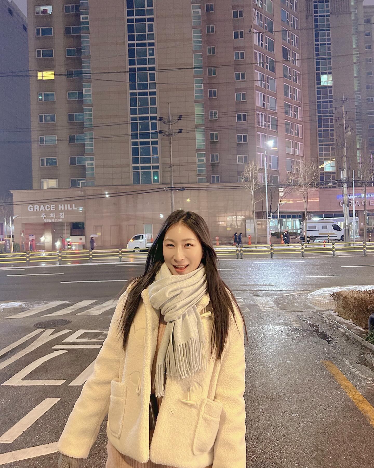 #협찬
지독한 장염으로 크리스마스는 날아갔지만
연말까지 날릴 순 없지
폭설에도 나갔다온 나 칭찬해🤍
#숲코트 #데이트룩 #아우터추천