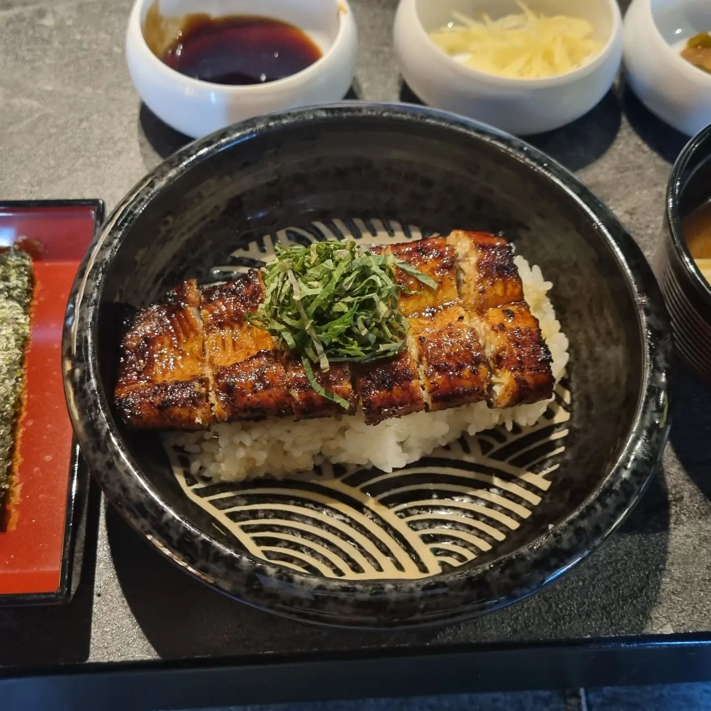 #장어오마카세 궁금했는데
미리 연말 기분낸 오늘 🤎

웨이팅 많을 만 하네 😋
런치로 먹어서 가성비도 굿 👍

#서울의봄
#장어맛집
#장어덮밥
#재방문각