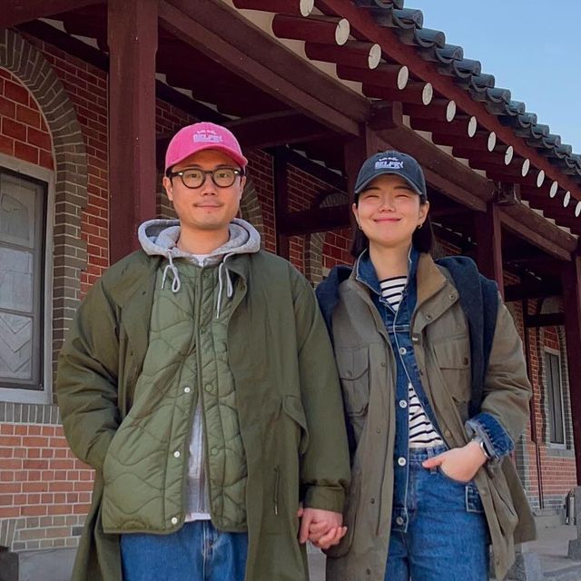  향월드  I BBu- look I 쀼룩 on Instagram: "#광고 
롸잇히어에서 커플로 보내주신 피그먼트자수뚜껑! 
카키에 청은 근본이라 핑크색을 공듀에게 .,🩷양보하고 
청청에 바버 레이어드 갈겨줬습니다. (깃도 세움..)

이제 우리 뚜껑 쀼자~~🥳👒

Outer : @gu_global @barbour 
Top : @champion_korea @uniqlokr @saintjameskorea 
Bottom : @spao_kr 
Shose : @adidas 
Cap : @right_here_women @right_here_men 

#롸잇히어#right_here#쇼핑몰추천 
#은향x중기 #이거시쀼"