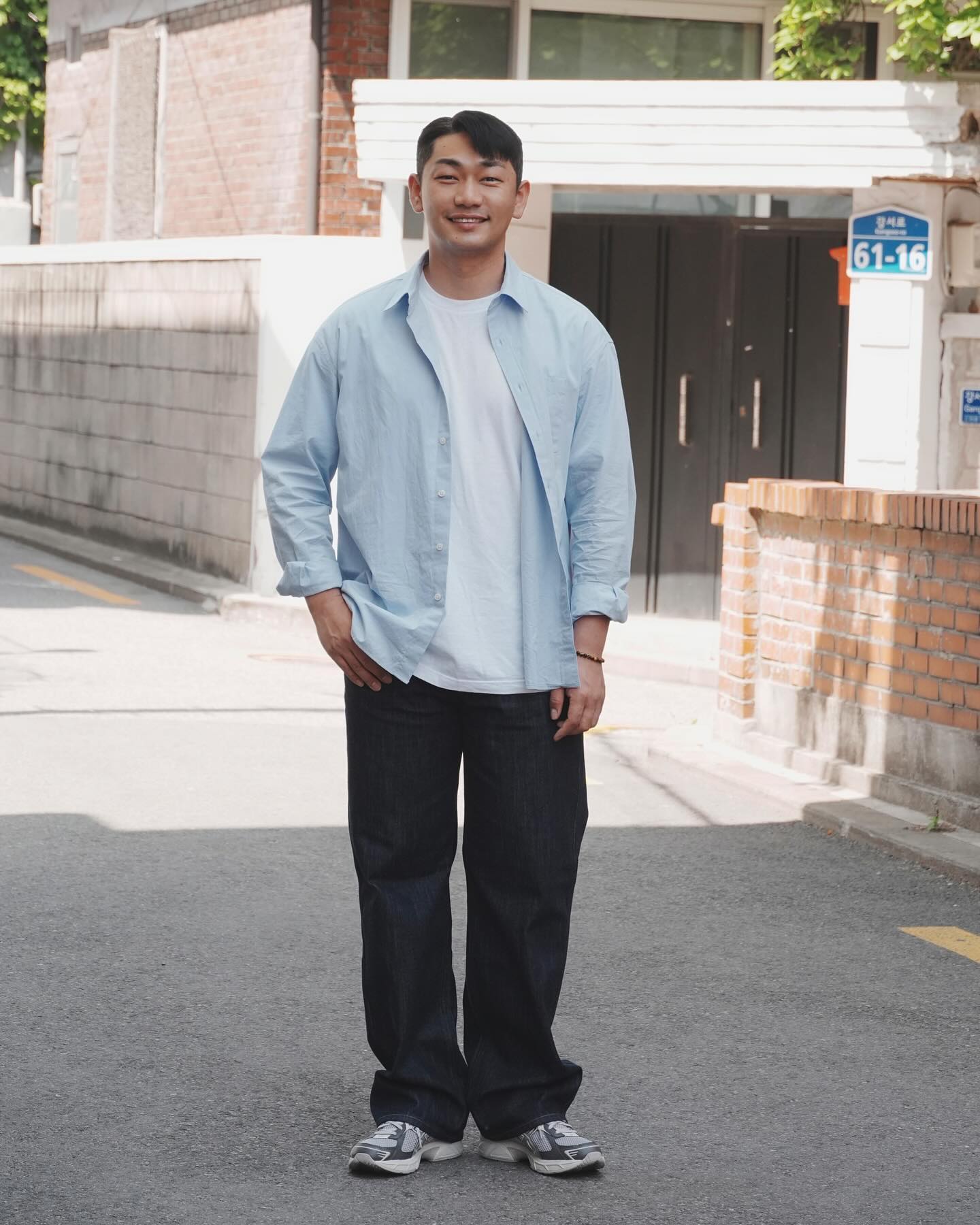 데님욘

데님은 일상에서 흔히 볼 수 있는 원단이죠.
여러 스타일에 어울리는 데님이란 원단은
만능 치트키 같은 느낌이라 다양하게 활용됩니다.

데님에 진심인 사람이 데님팬츠를 만들면
어떤 옷이 만들어 질까요? 

세를로(serlo__official ) 의 ‘201 모델’은 
기본에 충실하고 중점을 둔 제품입니다.
복각적 요소를 살리면서 동양인 체형에 맞게
불편함 없이 체형 보정을 하였습니다.

11온스의 쿠로키 사의 데님 원단을 사용으로
부드럽지만 높은 텐션과 내구성을 자랑하죠.
그리고 데님에서 중요한건 봉제인데
체인스티치로 봉제 되어서 완성도가 높습니다.

오래 입을 수 있는 제대로 된 데님 세를로
에이징의 맛을 느끼도록 주구장창
입을 예정입니다. 데님은 여깁니다. 
.
.
.
.
.
.
#세를로
#데님팬츠추천 
#세를로청바지 
#세를로데님팬츠 
#남자데님 
#청바지코디
#denimpants 
#menspants 
#casualdenim