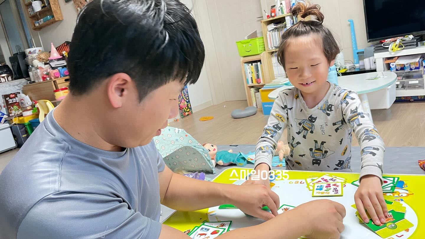 #협찬
-
보드게임,남매게임
탐탐스쿨 어린이보드게임
-
행복한바오밥 한글공부하기에 좋은 유아게임
혼자서도 즐길 수 있고, 여럿이서 즐길 수도 있어서 굿
-
단어카드와 그림카드를 한장씩 넘기고
서로 일치하는 단어와 그림이 나오면 일치한걸 외치고 
한장씩 챙겨오는 게임!!!
-
어린이 한글 보드게임
탐탐 스쿨 한글게임
-
재미있게 한글공부를 하면서
한글실력도 쑥쑥쑥
-
놀이학습 어린이보드게임 
탐탐 스쿨 한글보드게임
-
가족간에 애정도도 쑥쑥쑥
매일 저녁 다같이 게임을 즐기다보니
가족간의 애정도도 쑥쑥쑥 ⠀
-⠀
play_smarter_
-
#탐탐스쿨 #탐탐스쿨한글 #어린이한글보드게임 #행복한바오밥 #보드게임 #엄마표놀이 #보드게임추천 #놀이학습 #한글교구 #지호지우남매
⠀