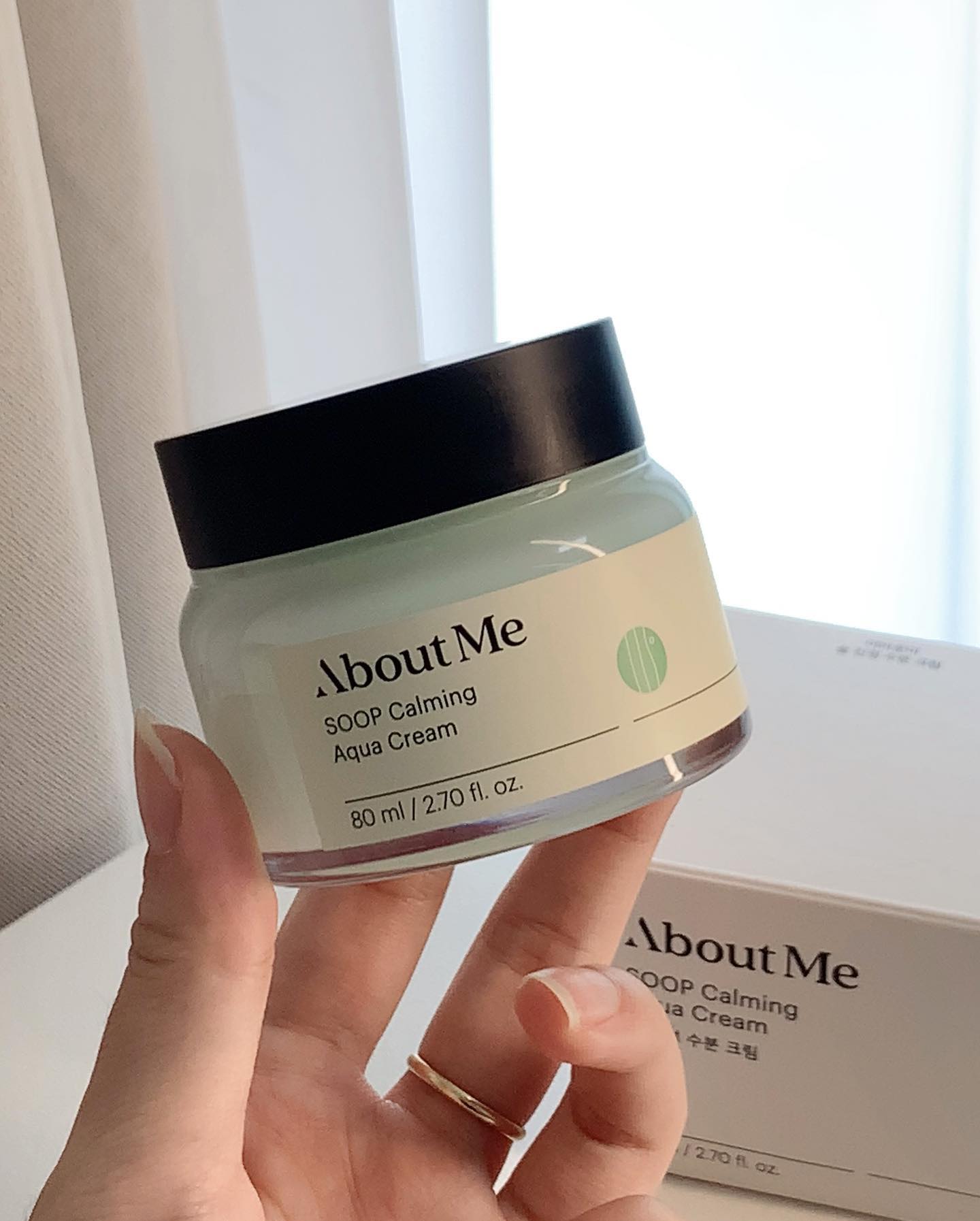 #협찬

제주편백수 가득 담음
어바웃미 숲 진정 수분크림
aboutme.kr_official 

바르자마자 물 터지듯 너무 촉촉한데
금방 날아가는게 아니라
물막 씌워진듯 보습이 진짜 오래가요

시원한 젤크림이라 여름에 쓰기 좋고
워터리한 수분감 쿨링감 진정 대박입니다
까슬한 각질부터 열감, 속건조까지
해결됐어요 :)

게다가 착한 비건💚

올영에서 4월 30일까지
본품 80ml에 증정 10ml 추가된 기획세트를
무려 48% 할인한대요!!!🫢

#어바웃미 #숲진정수분크림 #kbeauty #숲크림 #숲진정크림 #올리브영추천템 #올리브영 #올리브영크림 #올리브영클린뷰티