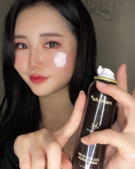혜린 on Instagram: "쫀쫀한 콜라겐 버블이 빠르게 흡수되며, 집에서도 물광피부 리프팅 관리가 가능한 쫀쫀탱탱 콜라겐 버블 🥰👍🏻 단 1회 사용으로 느끼는 프리미엄 에스테틱 물광