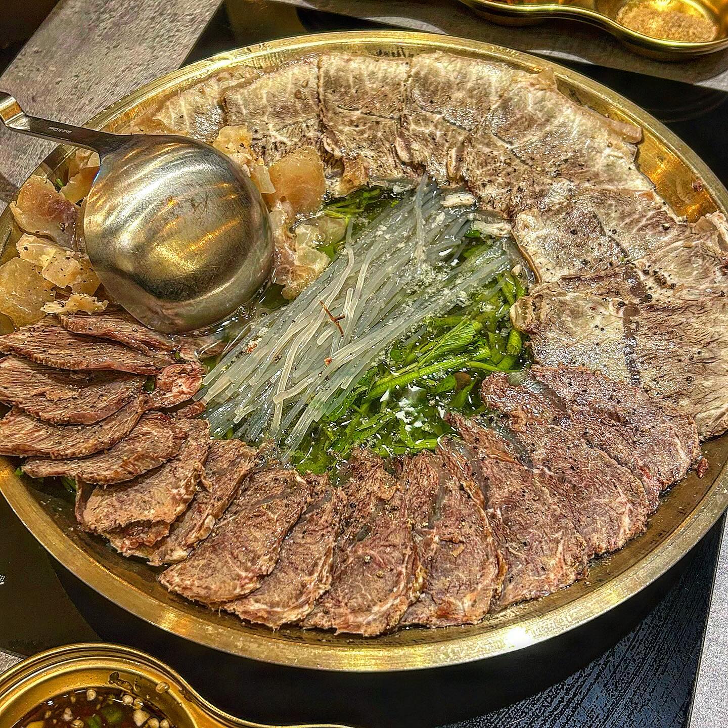 #한식 #럽잇 #loveat

뜨끈~ 한 사골 국물과 수육 한가들 들어간 #사골전골 한그릇 하실래예?
깔끔함과 정갈함은 기본에 음식이 맛있기로 소문나서
한식파 강남, 역삼 직장인들 발걸음을 향하게하는 #역삼 #옥된장 🍲

당면+부채살+뽈살+스지 조합에 밥 한그릇 뚝딱
계속 손이가게 만드는 뜨끈한 사골육수에 밥 두그릇 뚝딱!😆
사이드 두부김치도 구성과 맛이 좋았고
후식으로 팥빙수까지 입가심으로 먹어주면 한식 오마카세아닌가요?🤭

수육 무침도 전골 만만치않게 인기가 많고
점심 특선메뉴도 있다니까 다음에는 점심시간에 방문해보려고요!
오늘 저녁 날도 흐리고 추운데, 뜨끈한 국물 ㄱㄱ? 🫶🏻

-
🫶🏻옥된장 역삼점 (okdj_official )
🫶🏻 서울 강남구 논현로85길 7 지상1층
.
.
.
#역삼맛집 #역삼동맛집 #역삼역맛집 #역삼역 #역삼점심 #역삼회식 #역삼회식장소 #강남회식장소