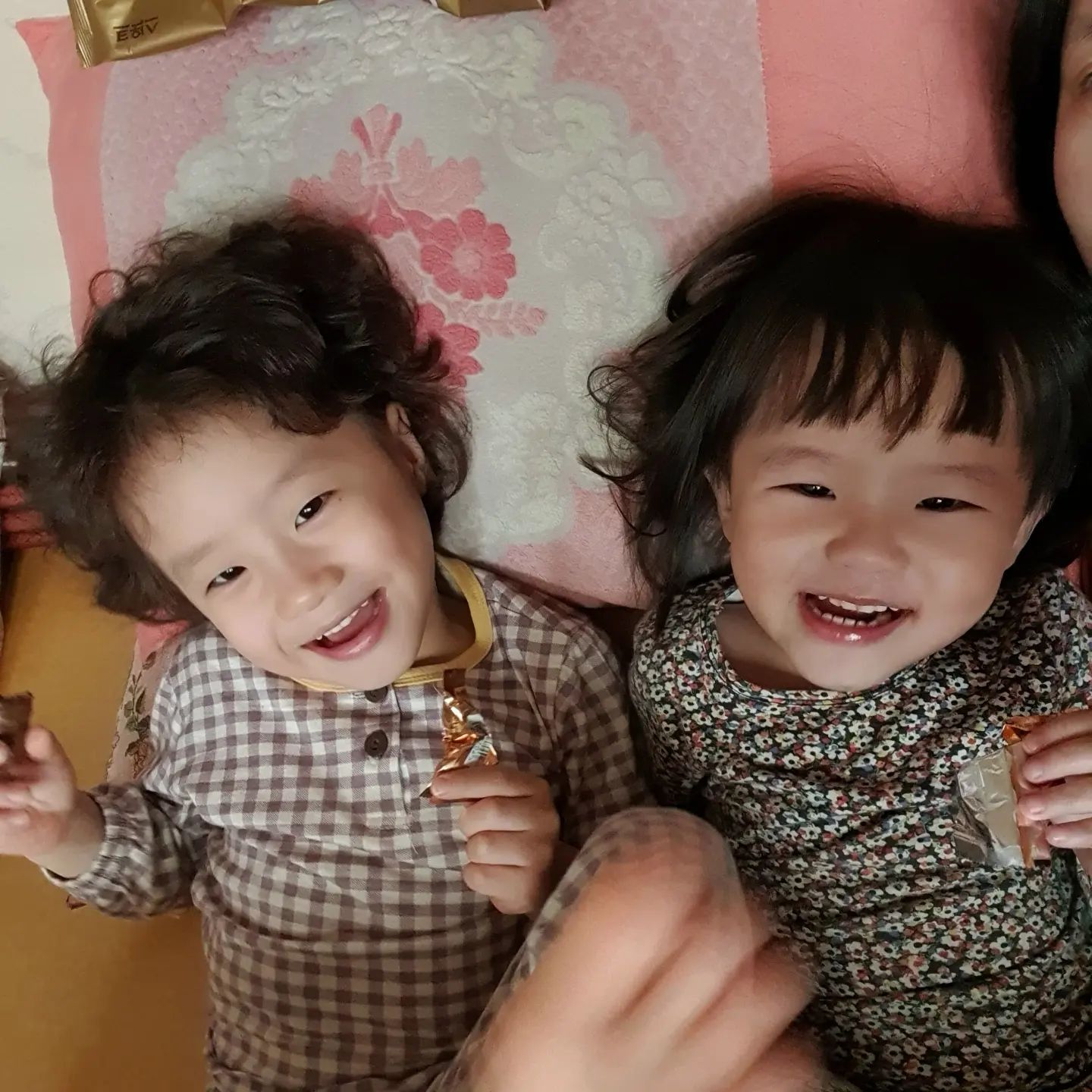 🧑👧

크리스마스를 이틀 앞둔 오늘.

며칠전부터 지아가 화장실에 가고 싶다고 말하기 시작했다.
그 전날까지만 해도 바지에 실수를 네번이나 해서..
속이 부글부글....🔥🔥🔥 했는데
쉬하고 싶어! 변기에!! 바지에 안돼안돼, 오줌마려~! 라며 말을 한다

언젠간 화장실 가고 싶다 말하겠지,
내년 여름전엔 뗄 수 있겠지? 라고 길~~게 목표를 잡았는데..
기저귀 뗀지 3개월만에 이렇게 갑자기!!!!! 표현해주다니...🥲

엄마가 산타할아버지에게 미리 선물을 받은 기분이다😍

며칠전부터 산타할아버지에게 받고 싶은 선물을
매일같이 기도로 전달하는 지오🤣🤣🤣

#31개월딸 #55개월아들 #성장기 #기특해 #남매 #친정
#산타할아버지선물주세요 #사파리세이버 #헬로카봇 #변신로봇사랑 #할머니모자가맘에들었니 #귀엽고사랑스러워