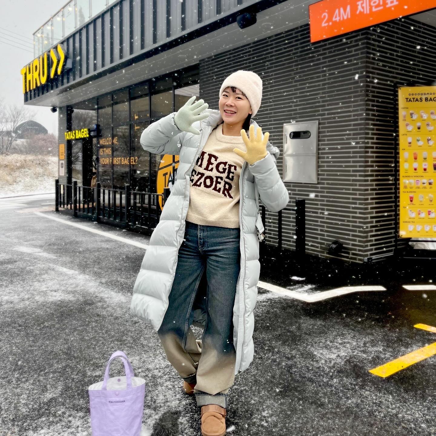 .
아침부터 함박눈🤩

참 예쁜 토요일 이에요❄️
장갑 필수! 비니 필수! 어그 필수!ㅋㅋㅋ

다들 올해 마지막 주말 뜻깊은 시간 보내셔요🙌🏻

#🌨️
#눈#함박눈#주말#❄️