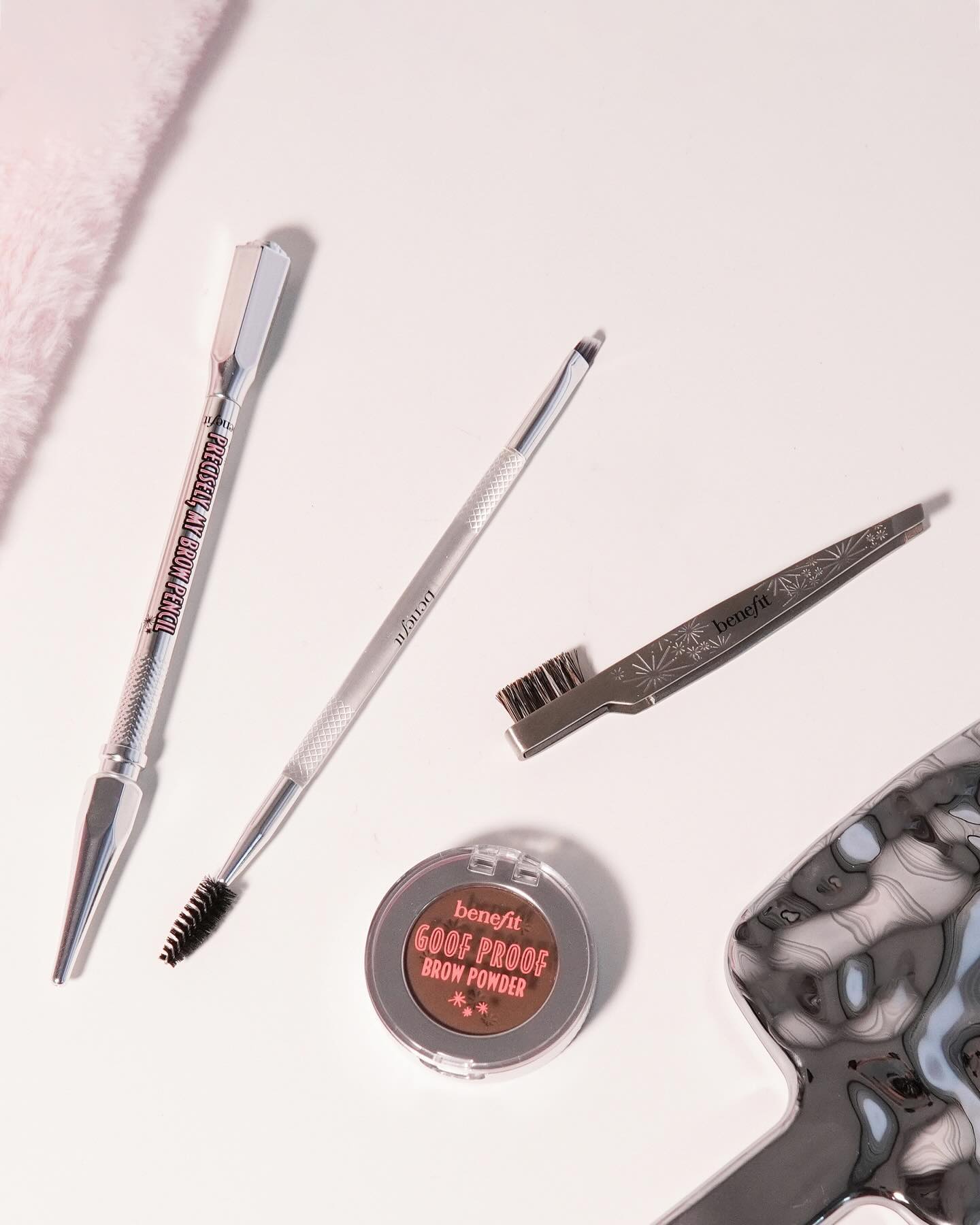 #광고 benefitcosmeticskorea 

눈썹에 진심인 베네피트의 꿀템들과,,, 예쁜 눈썹 그리는 방법인 브로우 베네피트 매핑까지 따라해볼까요? 내 얼굴 모양에 잘 어울리는 균형 잡힌 브로우 메이크업을 쉽게 완성할 수있어요!

✔️프리사이슬리 마이 브로우 펜슬
✔️구프 프루프 브로우 파우더
✔️그루밍 트위저 & 브러쉬
✔️듀얼-앤디드 앵글드 아이브로우 브러쉬

0.147mm 얇고 세밀한 프리사이슬리 마이 브로우 펜슬로 눈썹 앞머리, 눈썹 산, 꼬리 지점을 마킹해 자연스럽게 연결해서 균형 잡힌 틀을 잡아 주어요.

눈썹 틀 밖으로 난 잔털들은 그루밍 트위저 & 브러쉬로 정리! 그리고 그려놓은 눈썹 모양대로 섬세하게 한올한올 드로잉해주고요!

듀얼 앤디드 앵글드 아이브로우 브러쉬를 사용해서 구프 프루프 브로우 파우더로  눈썹 빈 부분을 채워주고 스풀리 부분으로 자연스럽게 블렌딩 해주면 완성!

혹시라도 어렵다면, 베네피트 브로우바에서 원더풀 브로우스 키트를 구매하면 전문 아티스트 1:1 맞춤형 브로우 컨설팅까지 받아 볼 수 있어요!

📢 11월 11일, benefit 브로우 데이 기념 프로모션

프리사이슬리 마이 브로우 펜슬 FULL 사이즈 포함 
5만 원 이상 구매시 benefit 실버 거울 증정 (11/11~12/10, 소진 시)
9만 원 이상 구매시 파우치 증정 (11/1~11/30)

그리고 롯데온에서 단독으로 진행하는 온라인
이벤트에서는 프리사이슬리 마이 브로우펜슬 FULL
사이즈 2개 구매시 1개 더! (11/11~소진 시) 

#베네피트 #베네피트브로우 #프리사이슬리 #베네피트브로우파우더 #베네피트 브로우바#아이브로우 #아이브로우추천 #아이브로우펜슬 #눈썹 #눈썹그리기