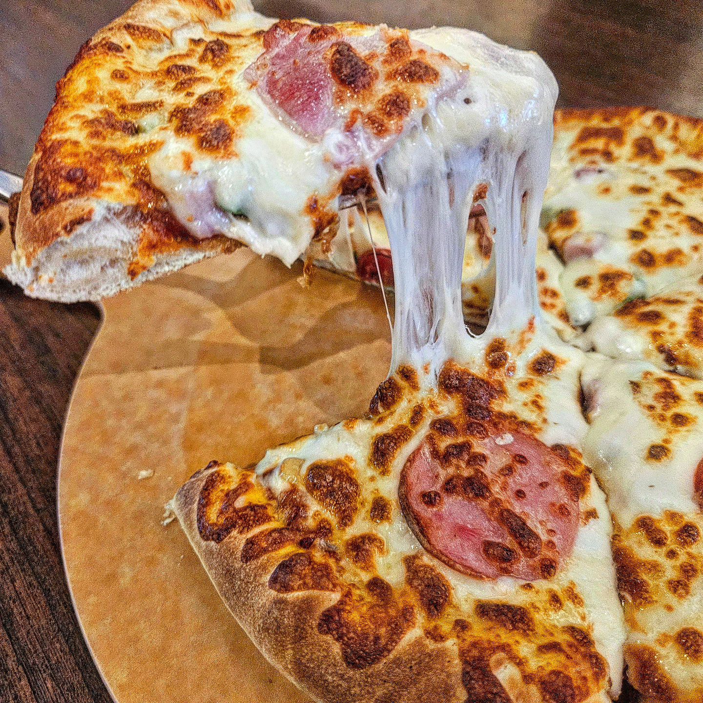 오랜만에 이탈리아피자

당감동 협성아파트 올라가는 길목에 있는
위치가 쪼매 애매하지만 맛은 기가 막힌 곳

오랜 시간 동네 맛집으로 유명했는데
요새 인스타에도 나오길래 간만에 가봤다

여기는 도이치페스타 피자가 최고지만 씬이라서
두터운 피자가 먹고 싶어 콤비네이션 주문

먹다보니 윙도 땡겨서 핫윙&봉도...
그러다보니 똥집볶음도 땡겨서 ...

여기는 피자도 잘 하지만 기타 안주도 기가 맥힘
똥집볶음도 버섯 엄청 많고 쩔음

1차부터 3차까지 한 곳에 가능🍻
조만간 또 한 판 뿌시러 간다😋

➰️ 이탈리아피자
➰️ 부산 부산진구 백양순환로 110 금부빌딩 1층

#부산맛집 #당감동 #당감동맛집 #부암동 #부암동맛집 #피자맛집 #이탈리아피자 #맛집 #맛집투어 #맛집추천 #먹스타그램 #먹스타 #맛스타 #맛스타그램 #먹팔로우 #피자 #pizza