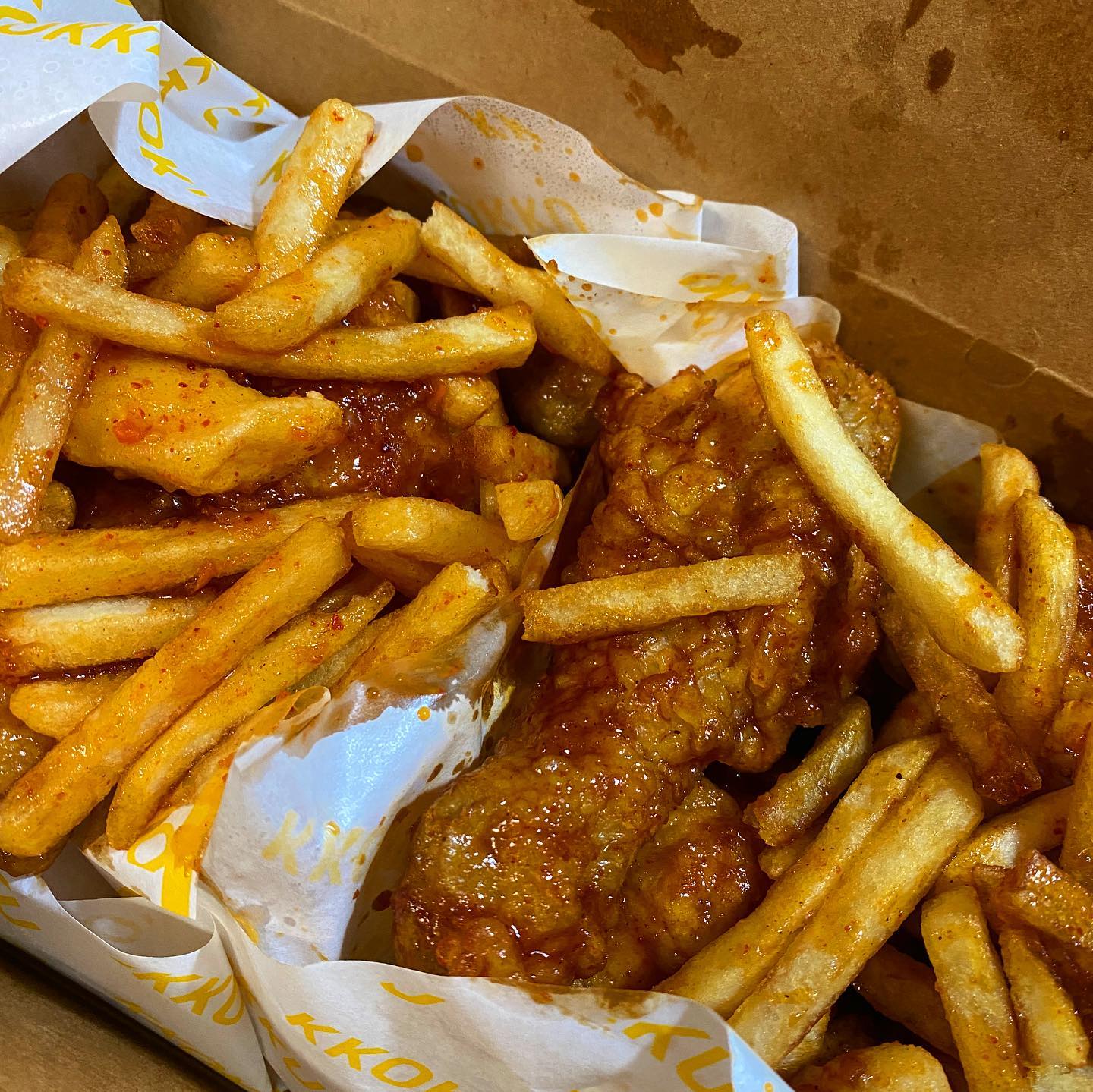 #꼬꾸본점 #꼬꾸닭집
청주 율량동애 있는 #청주치킨맛집 
치킨에 기본으로 감튀 닭똥집 튀김이 올라가는 완전 #혜자치킨
닭다리로만 주문+꼬꾸양념/바베큐 반반으로만 했는데 진짜 둘다 너무 색다르게? 맛있어서 남편이랑 한마리 순삭했어요..🥹💙

카페음료랑 브리또도 판매하시던데 근처살면 브런치로도 너무 좋을듯 하네요