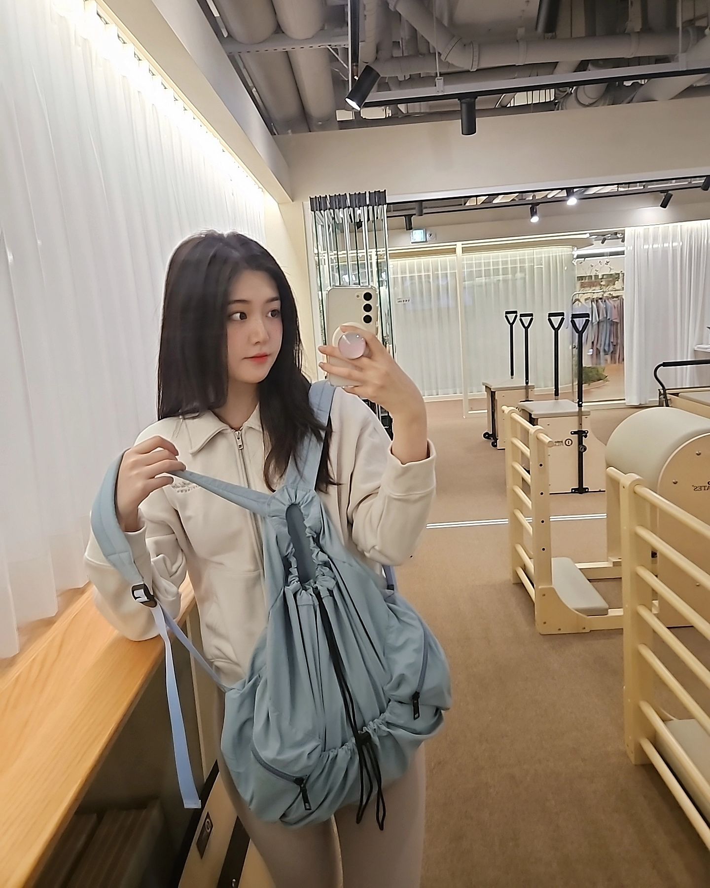 #제품협찬 

운동 가방 생김 색상 넘 상큼하죵?💙🤍✨️
가방 디자인도 이쁘고 수납 공간도 많다구욧 
콘치웨어 에서 구매했구요 

드로스트링 나일론 백팩인데 
가볍고 트렌디한 나일론 백팩으로 
 나일론 소재로 탄탄하고 견고하게 제작되었고 

 바닥면에 조절 가능한 스트링이 있어 원하는 길이로 조절하여 바닥면을 고정할 수 있어서 저에게 딱 맞는 길이감으로 사용가능 ♡ 

콘치웨어 구매하실때 
할인코드 bbbkong 입력 하시면 5프로 할인되용 !
( 4/22 ~ 5/22) 

conchwear
#콘치웨어 
#운동복 
#써클짐 
#필라테스 
#오운완 
#ㅇㅇㅇ
#할인코드 
#운동 
#운동하는여자 #트레이닝레깅스 #운동레깅스 #여성레깅스 #여자레깅스 #필라테스레깅스 #헬스레깅스
#추천템 #솔직후기 #착샷 #여자레깅스추천 #써클짐필라테스