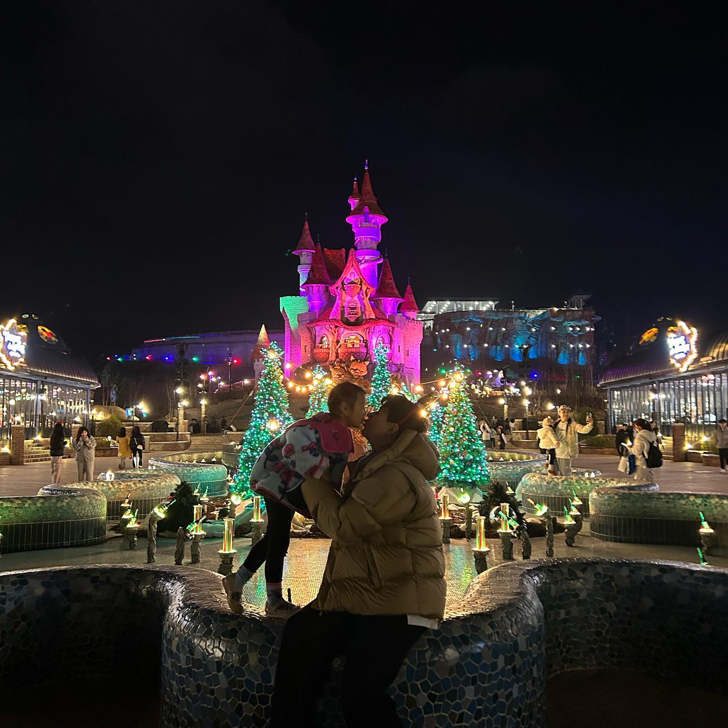 #롯데월드어드벤처부산 

즐거운 추억 만들기🎄

영롱함 가득한 트리가든으로 
크리스마스 미리 즐기고 왔어요! 

로맨틱한 분위기까지 ❤️❤️

lotteworldbusan 

#포레스트오브일루전 #크리스마스트리 #부산포토존
#부산트리 #부산크리스마스 #롯데월드