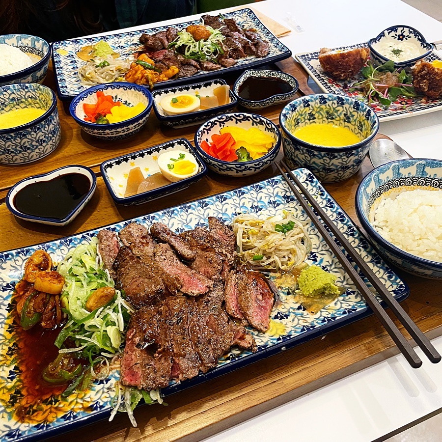 오랜만에 만나서 욤욤욤 
만나는 바람에 일을 얻었지만... 뭐 로고랑 캐릭 잘 나왔으니 넘어가는 걸로 😈😈캬캬캬 

ps. 부평 미도인 제일 최악이었어........... 🙄😰
.
.
#부평미도인 #미도인 #부평스테이크 #부평역맛집 #부평맛집 #맛스타그램 #맛집스타그램 #맛있다그램 #먹스타맞팔 #먹방스타그램