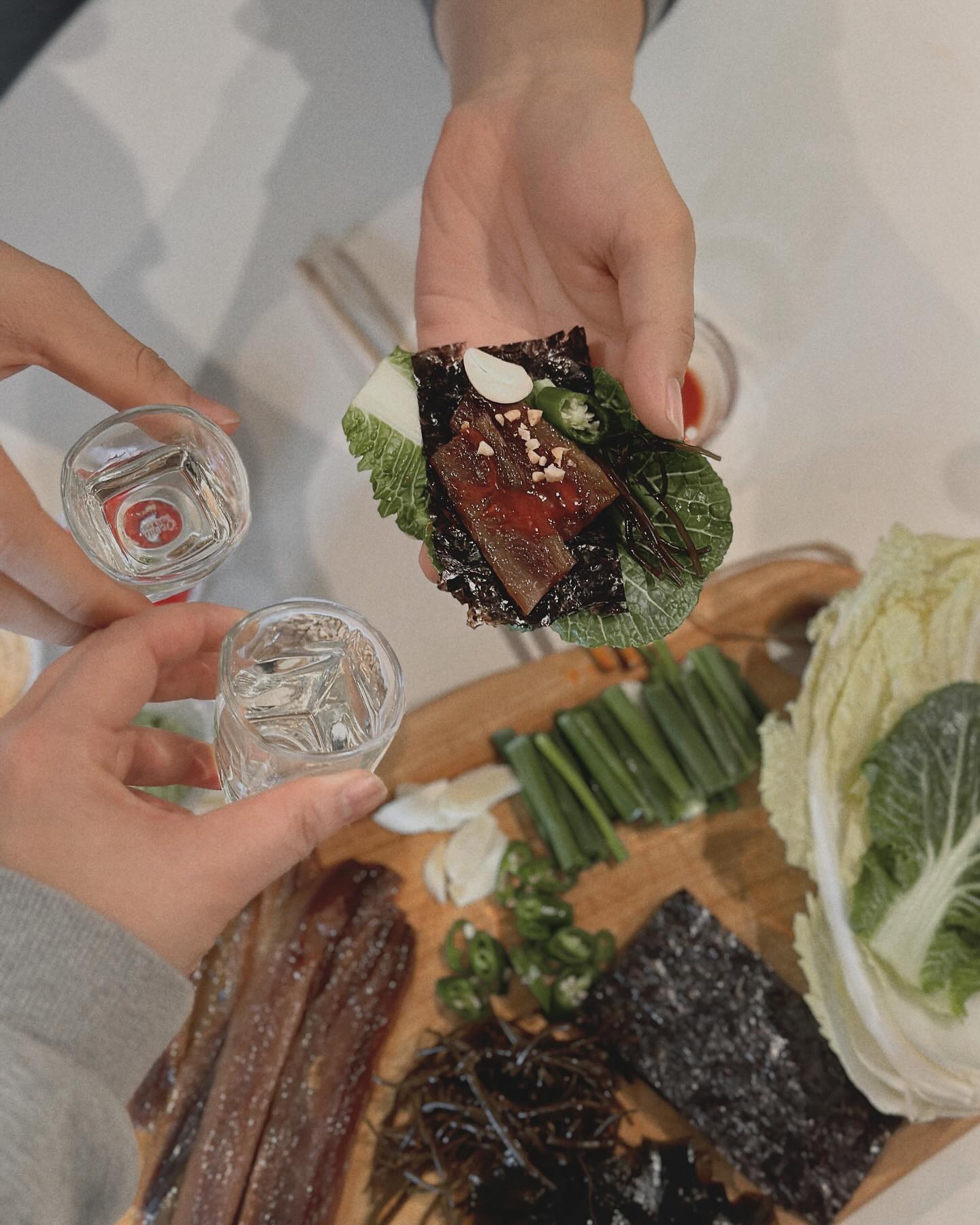 #협찬 이지만 
오늘은 한잔 해야 겠어요 :) 
#정담수산 #포항과메기 가 택배로 슝 
윤기가 촤르르 
일단 세팅을 후두루 챱챱 해주고, 
아껴둔 증류주와 함께 
야채와 소스까지 모두 세트여서 
따로 준비할게 없어 넘 좋았고 
일단.. 너무 맛있어요 
비린내 1도 안나고
하 .. 역시 과메기는 #제철과메기 
hyeonseog4031 

#구룡포과메기 #햇과메기 #냄새없는과메기 #포항수산물 #집들이음식 #연말가족모임 #과메기맛집 #과메기택비