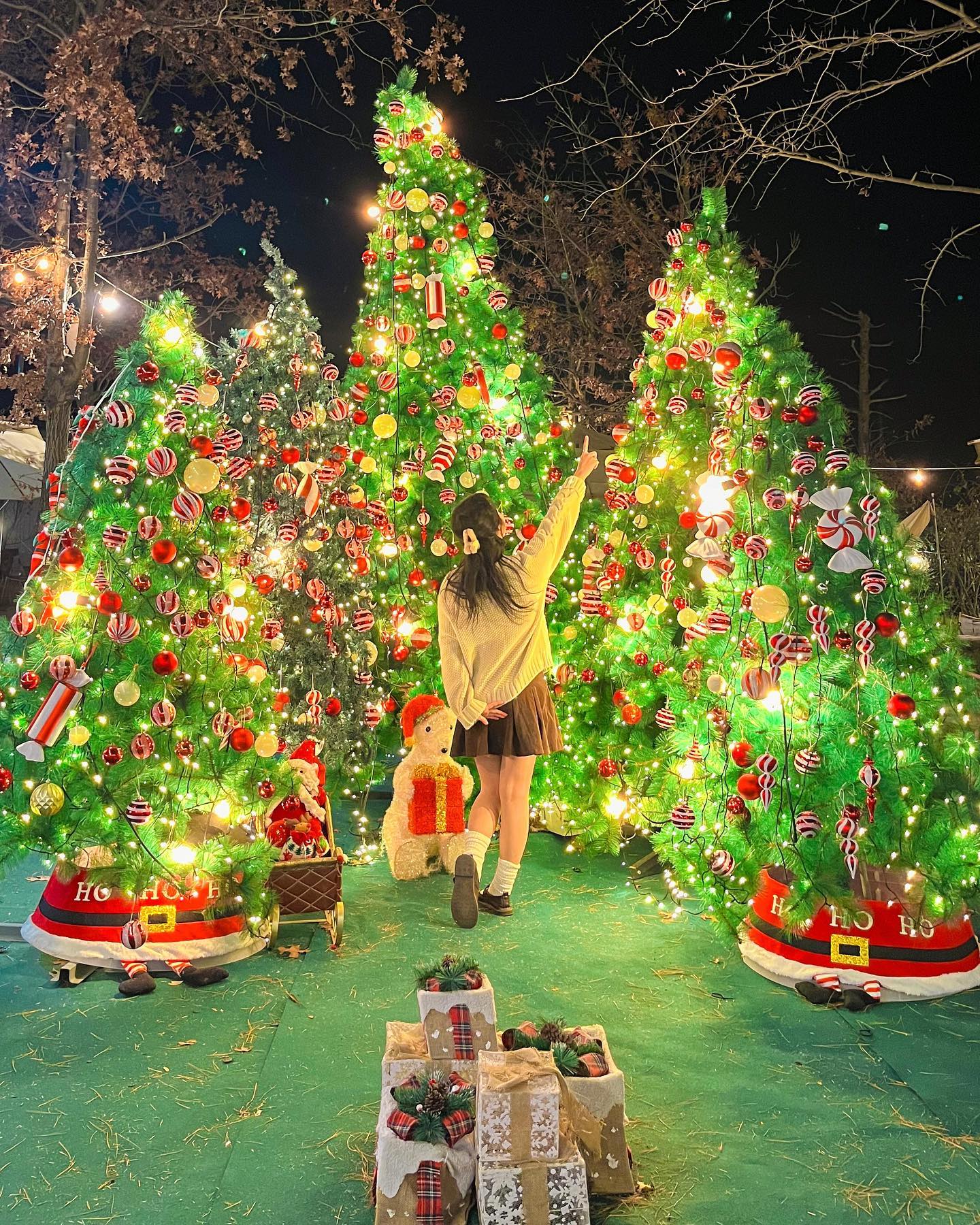 서울 근교 꼭 가야하는 크리스마스 카페🎄

대형트리 5개로 꾸며진 야외 포토존부터 
오르골, 장난감 소품들이 가득한 메인 실내 포토존, 
화이트 트리❄️ , 거꾸로 트리 등등 
화려하고 다양한 트리 포토스팟이 가득한 카페🎄🎁🫶🏻

크리스마스에 진심인 사장님이 꾸미면
진짜 장난아니에요..(✯◡✯)🤍
크리스마스 제대로 낭만 즐기고 싶으면
무조건 꼭 추천드리는 #여주카페하늘천따지 

더 핫해지기 전에 얼른 다녀오세요‼️👀

#하늘천따지 
📍경기 여주시 강변유원지길 78-10
📍매일 10:30-22:00
📍031-881-0011
📍주차가능,반려동물 동반가능!