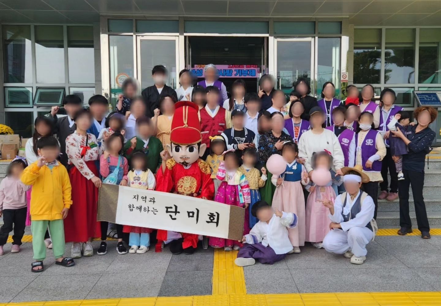 #2023전남형청년공동체활성화사업 

오늘(10월 14일) 개최했던 한글날잔치!

청년과 지역민이 공통된 주제로 소통하고 문화를 공유하는 즐거운 자리였어요!

아이들부터 어르신까지 정말 남녀노소 할것없이 즐겨주셔서 너무 뿌듯했네요😄
특히, 한복대여를 하니 아이뿐만 아니라 어른들도 재밌으시다며 한복체험을 하셨구요,
과거시험도 너무 반응들이 좋아서 2회만 준비했다가 급하게 3회까지 진행되었어요👍👍

오늘 생각지도 못하게 도움을 많이 받았는데, 정말 한분한분 감사드려요!

#단미회 #한글날잔치 #청년을꿈꾸다 #문화공유