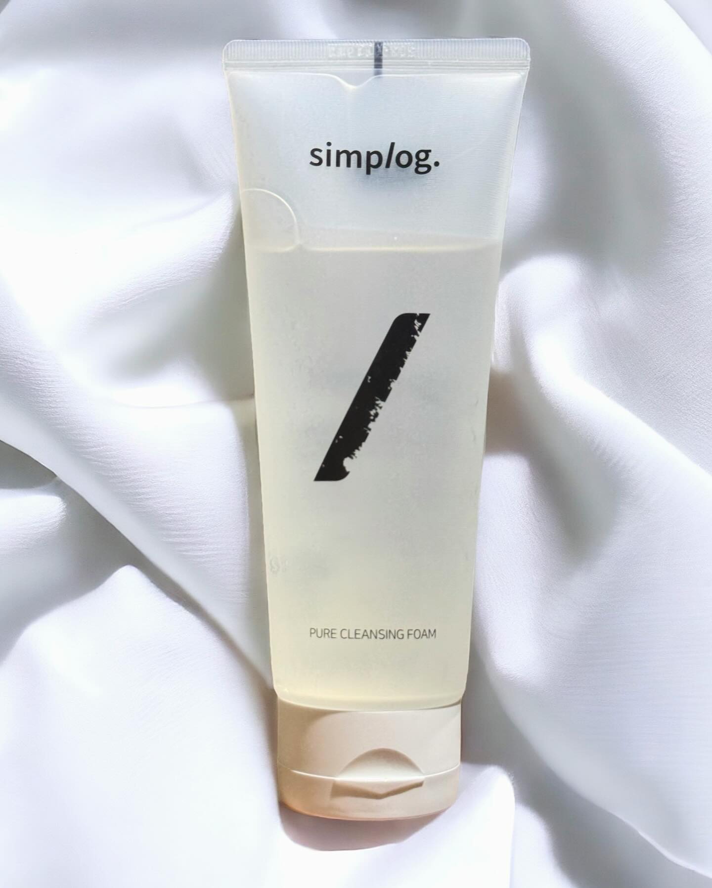 #협찬 🫧
자극없이 순하지만 세정력은 기막힌 클렌저를
찾는다면 simplog_official 퓨어 #클렌징폼!

✔️촉촉한 보습막을 만들어줘서 내가 애타게 찾던 건성 피부용 세안템으로 딱!
✔️비건 인증을 받은 5개의 식물 전성분으로 만들어진 순한 스킨케어 추천템
✔️임상 실험에서 사용 후 모공 속 노폐물을 98.9% 세정 & 초미세먼지는 97.6% 세정한 효과가 인증된 클렌저
✔️저자극 클렌저로 아침 세안과 2차 클렌저로 사용하기 좋는 순한 제품

⭐처음 본 탱글탱글 수분젤이 세밀한 거품으로 촘촘하게 피부 노폐물과 미세먼지를 제거하고 부드럽게 마무리해주는 탱글탱글한 수분젤 텍스쳐 너무 좋아☻

🛍️올리브영 온라인몰 & 심플로그 스마트스토어에서 구매 가능

#비건클렌징폼 #비건클렌징 #빼기미학스킨케어 #심플비건뷰티 #심플스킨케어 #퓨어클렌징폼 #심플로그클렌징폼 #저자극클렌징폼 #데일리클렌징폼 #클렌징폼추천 #클렌징추천 #비건뷰티 #미니멀뷰티 #클린뷰티