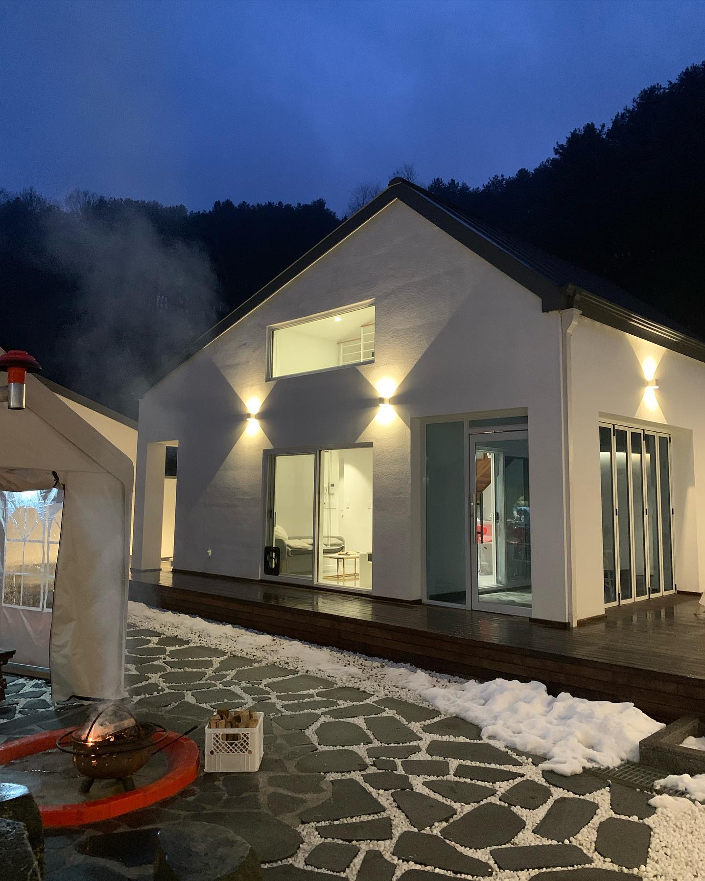 #협찬 강원도 횡성에 넘 예쁜 숙소 발견 🏠
복층 독채랑 마당을 프라이빗하게 이용 가능해서 진짜 최고..💗 작년 5월에 새로 생긴 신축이라 모든 게 다 깨끗했어요✨
입실하고 호수길 산책했는데 눈 와서 더 예뻤자나!!!!☃️❄
동네가 관광지인데도 조용해서 꿀잠 푹 자고 왔어요 ꒰⸝⸝•｡•⸝⸝꒱
친절하신 사장님께 감동해서 첨으로 줄줄 긴 글 쓰기..😝🩷

🏠호숫길펜션 구방리 518 gubangli_518 
🫧강원 횡성군 갑천면 구방리 518-9
☎0507-1395-5189

•불멍 1만원 바베큐 2만원 추가 시 이용 가능
•6~8월은 풀장 운영
•걸어서 500m 횡성호수길 반려동물과 산책 가능
•6인 이상의 경우 문의 후 독채 두 채 이용 가능
•주변에 한우식당 대형카페 등 다양한 관광지

#횡성펜션 #횡성애견펜션 #횡성독채펜션 
#원주펜션 #원주 #감성숙소 #숙소추천
